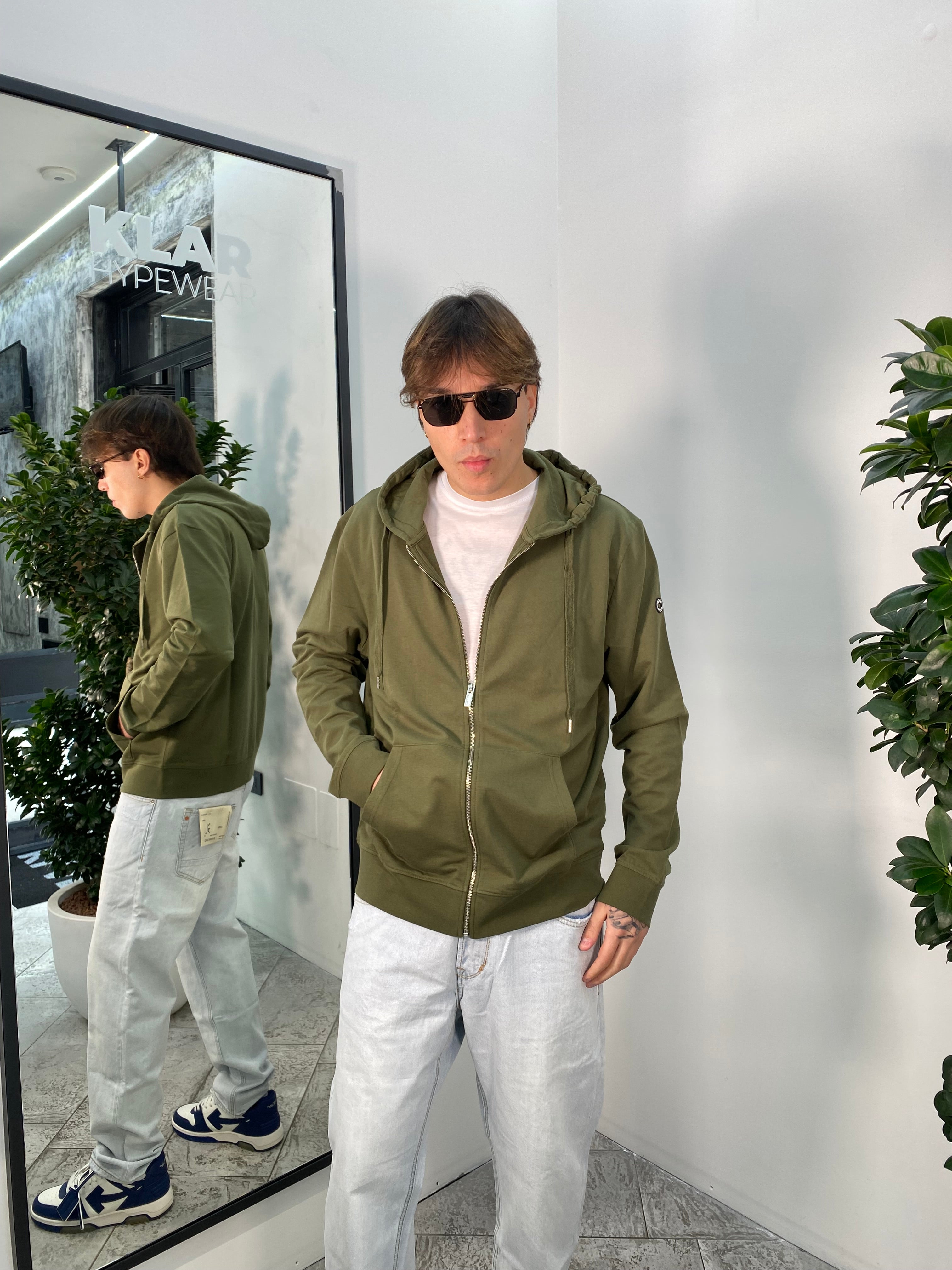 FELPA BASIC CON CAPPUCCIO E CHIUSURA ZIP - LOGO APPLICATO SUL BRACCIO - REGULAR FIT