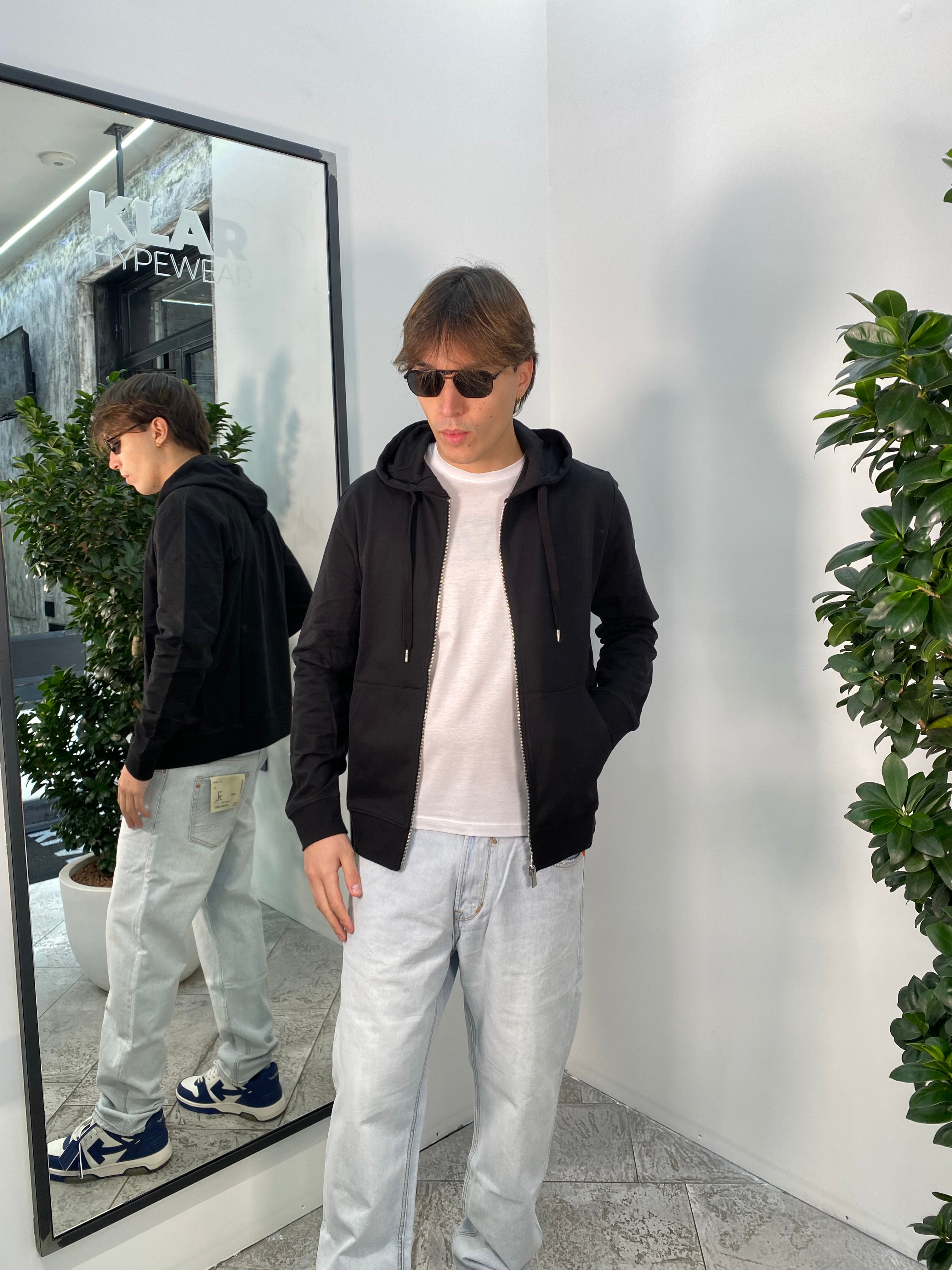 FELPA BASIC CON CAPPUCCIO E CHIUSURA ZIP - LOGO APPLICATO SUL BRACCIO - REGULAR FIT