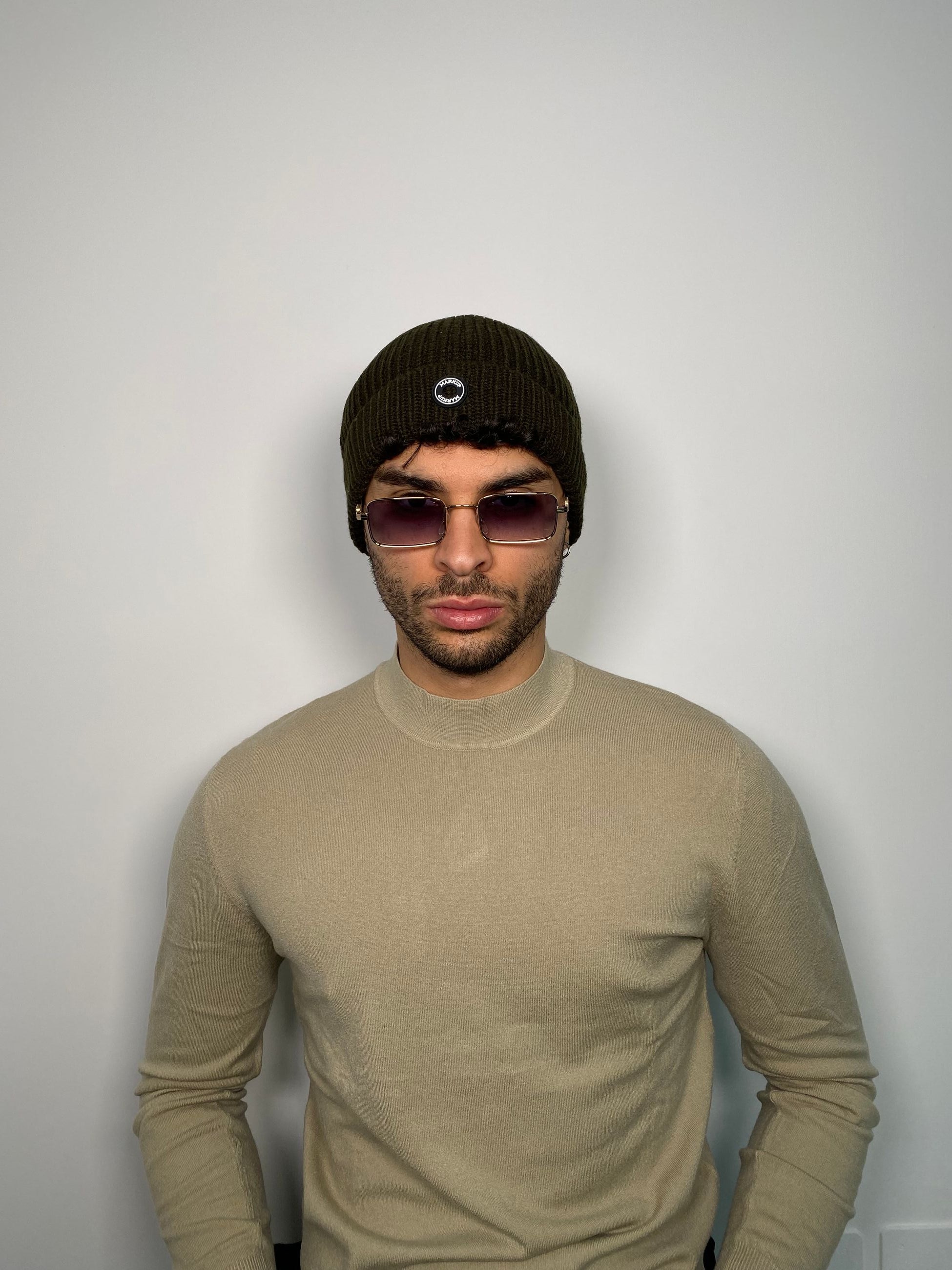 CAPPELLO CORTO IN MAGLIA INGLESE CON LOGO APPLICATO