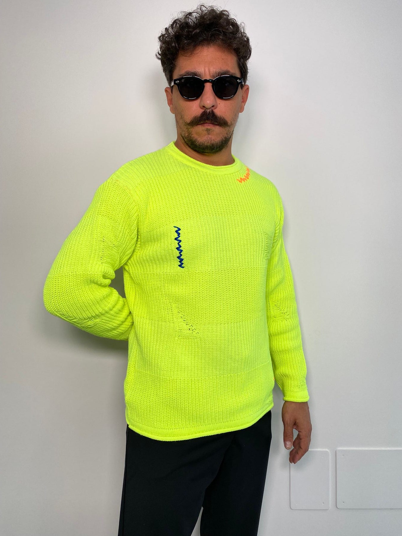 MAGLIA GIROCOLLO FLUO CON RICAMI A CONTRASTO - REGULAR FIT