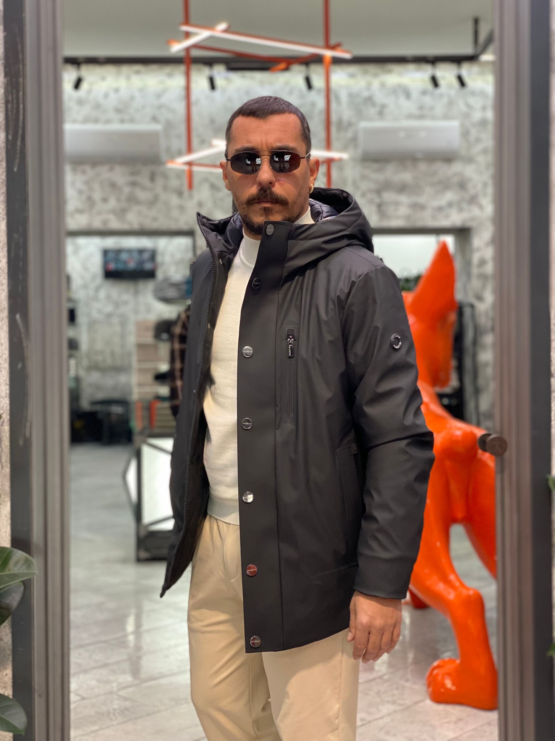 PARKA GOMMATO CON CAPPUCCIO E CHIUSURA ZIP/BOTTONI AUTOMATICI. STRETCH AND TECHNICAL - REGULAR FIT MK9940025.NER