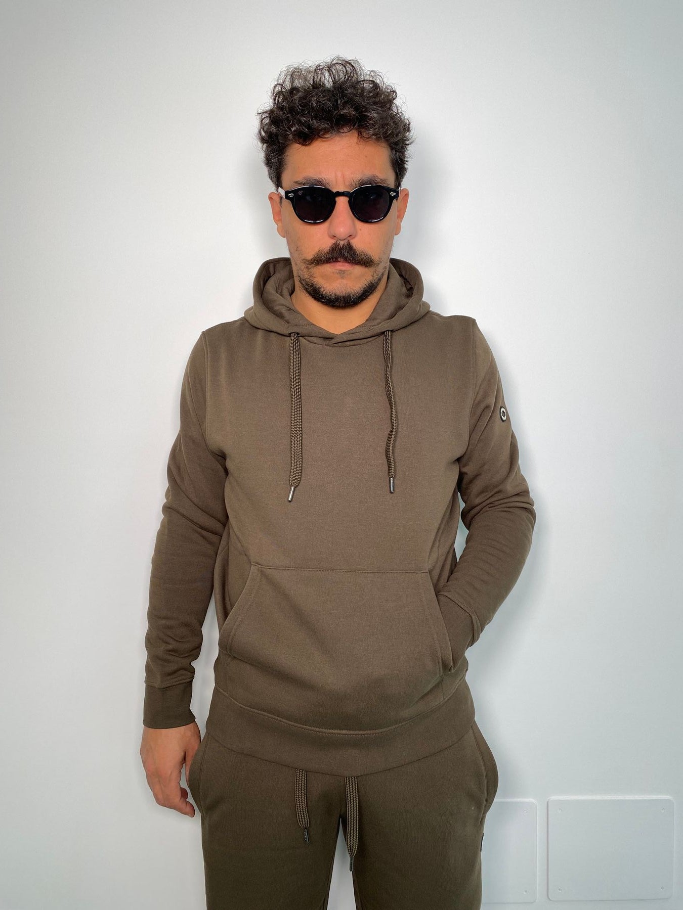 FELPA CAPPUCCIO BASIC DA COMPLETO CON TASCA A MARSUPIO E PATCH GOMMATO - REGULAR FIT