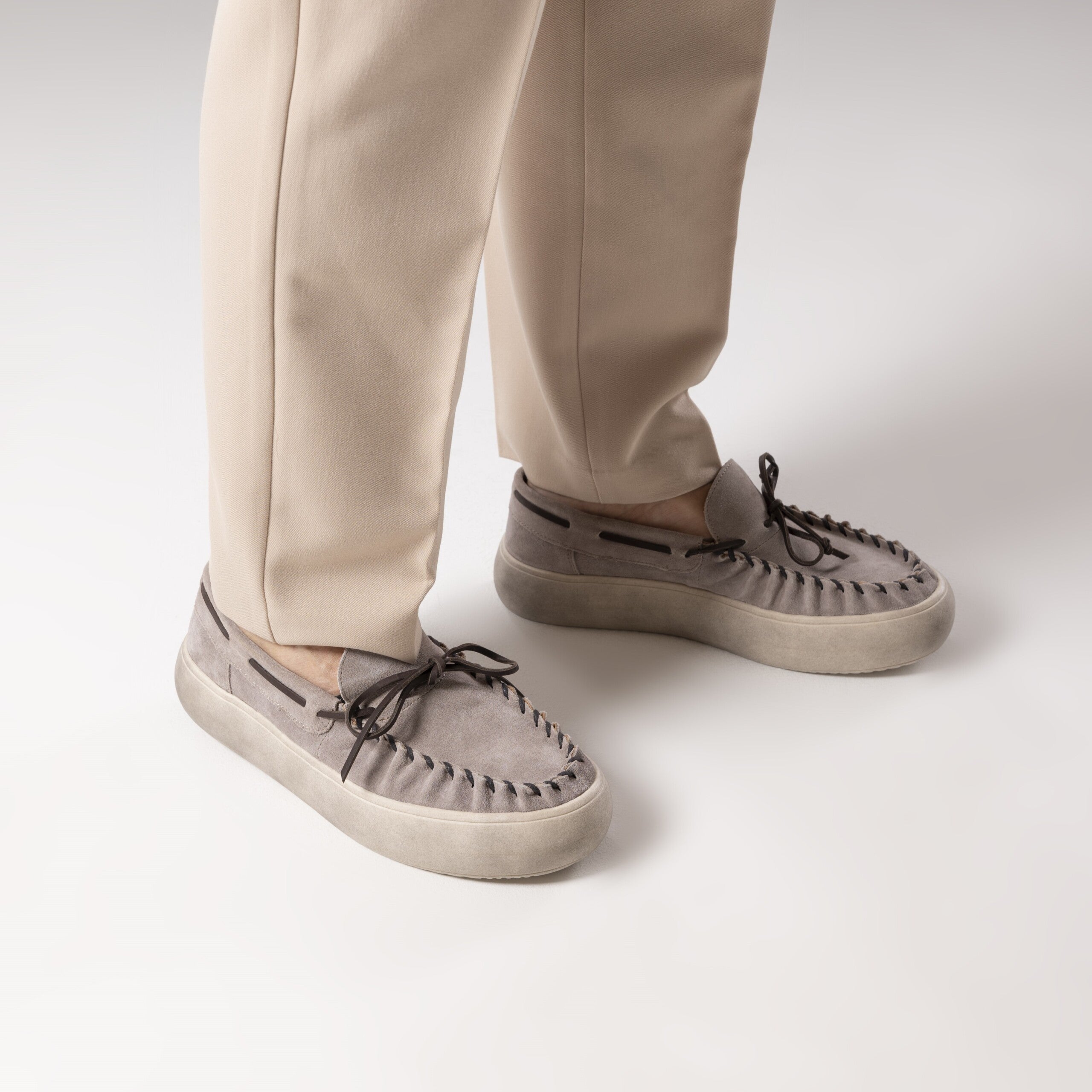 SNEAKER IN CAMOSCIO CON CUCITURA MOCASSINO E ARRICCIATURE CON FONDO BOMBATO LAVORATO A MANO 47401.TAU