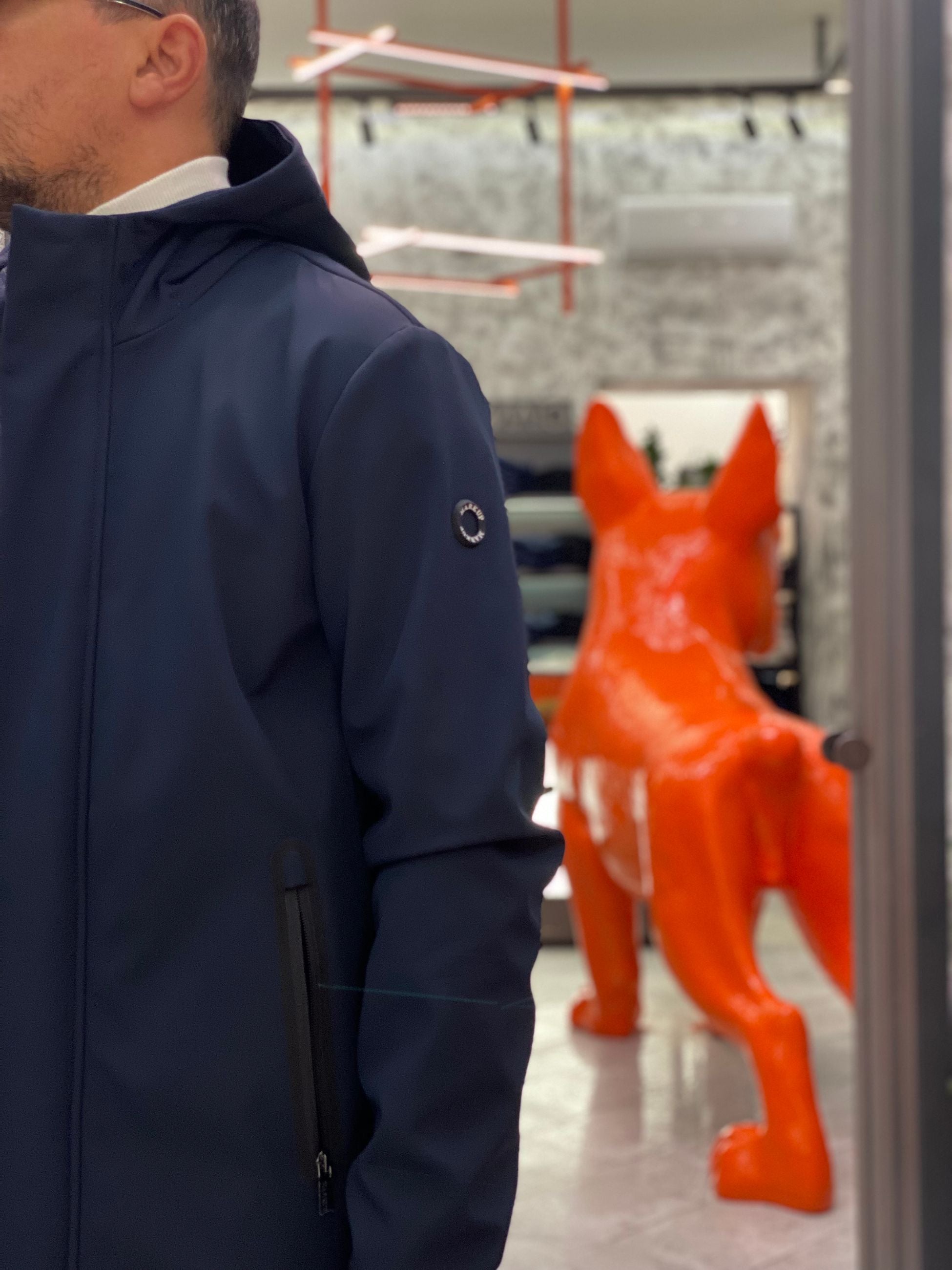 PARKA CORTO CON CAPPUCCIO IN TESSUTO SOFTSHELL ED INTERNO IN PILE - REGULAR FIT MK9940016.BLU