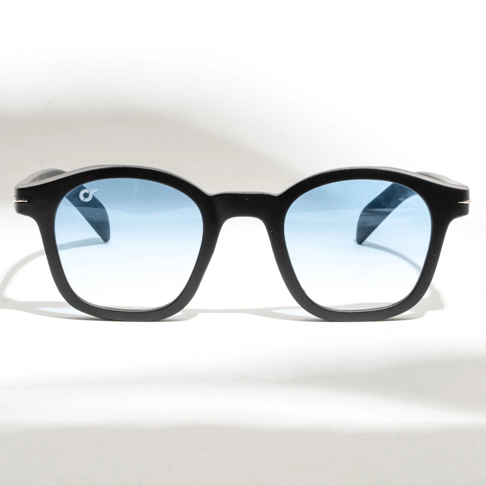 OCCHIALI CAPRI BLU
COLORE MONTATURA NERO OPACO
COLORE LENTE BLU OS2030-C03