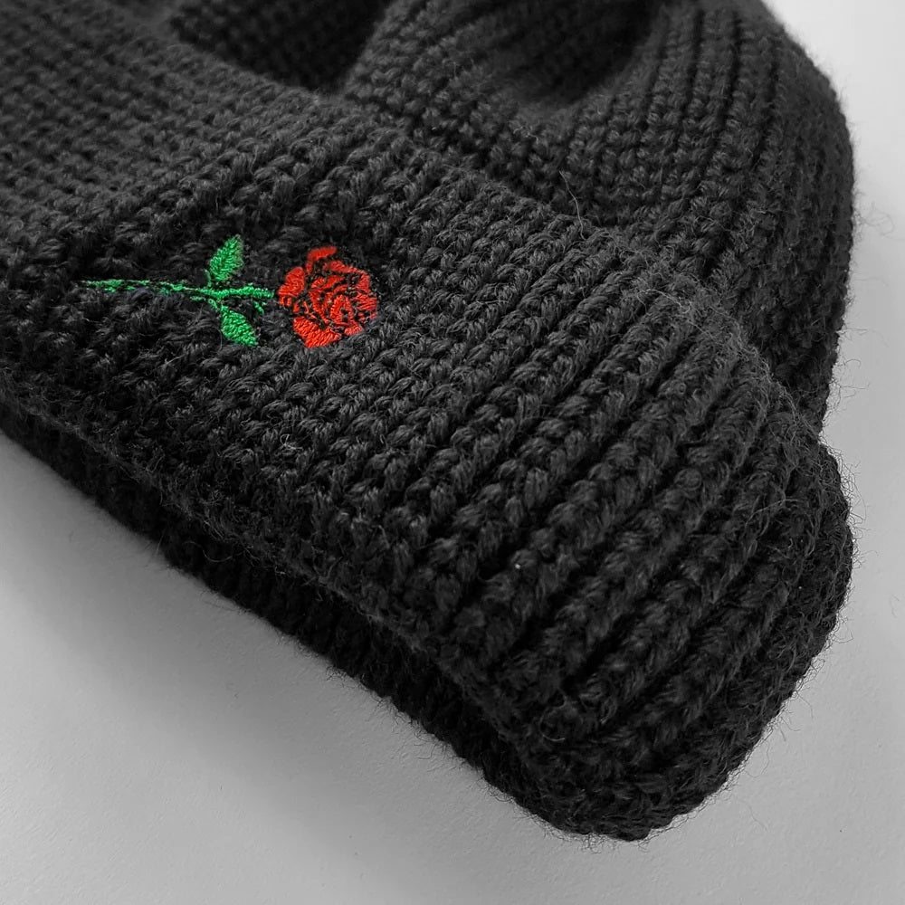 BERRETTO CORTO UNISEX IN LANA CON RICAMO ROSA