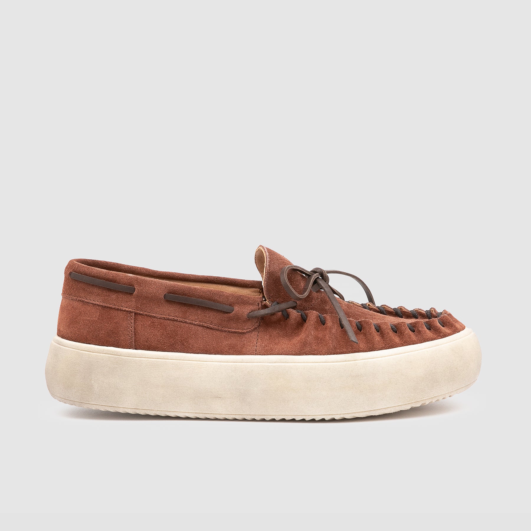 SNEAKER IN CAMOSCIO CON CUCITURA MOCASSINO E ARRICCIATURE CON FONDO BOMBATO LAVORATO A MANO 47401.TC