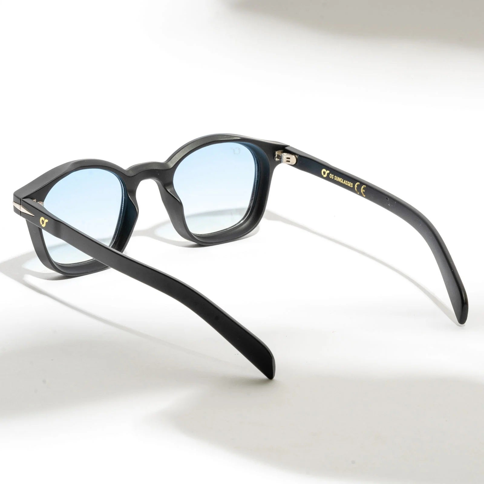 OCCHIALI CAPRI BLU
COLORE MONTATURA NERO OPACO
COLORE LENTE BLU OS2030-C03