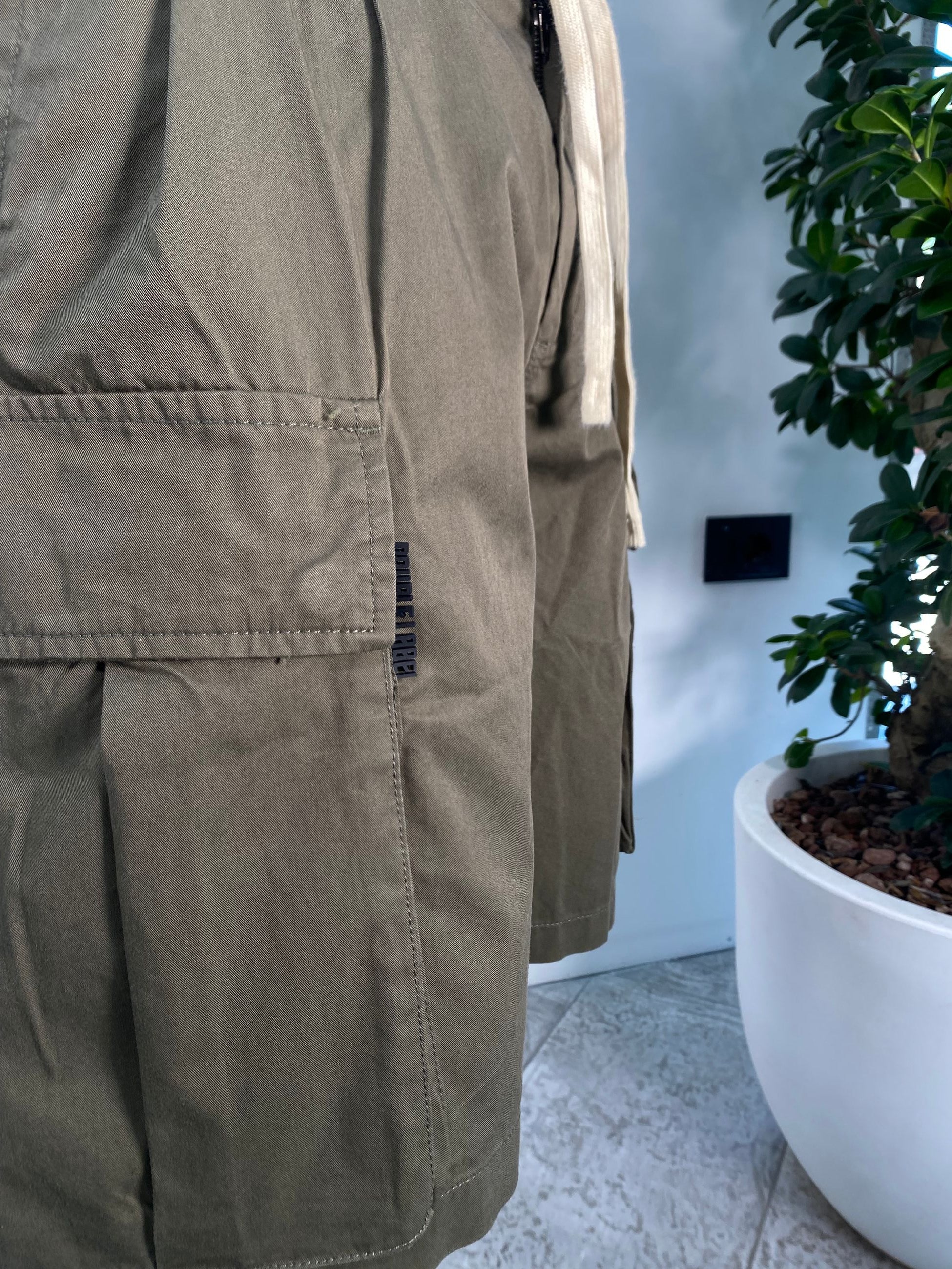 BERMUDA CARGO CON LACCIO E TASCONI - OVER FIT GLW033G-S25.MIL