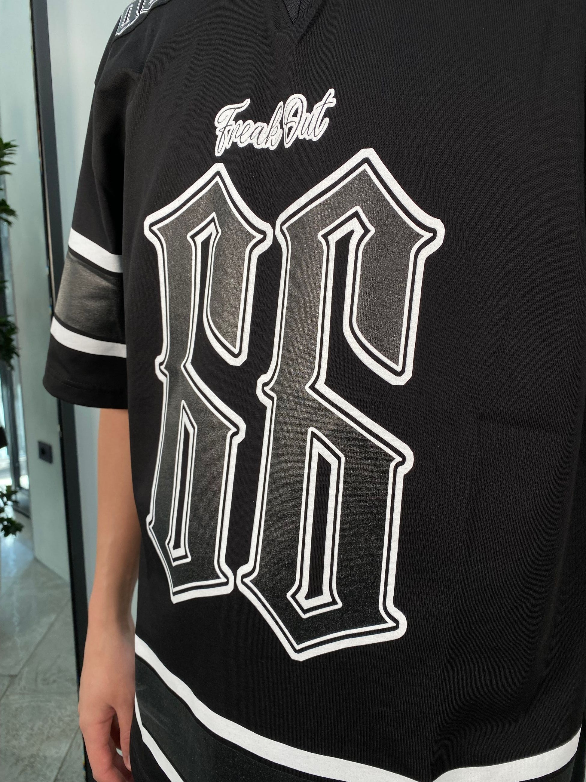 T-SHIRT BASEBALL SCOLLO V CON STAMPE E NUMERI - SEMI OVER FIT BASEBALL.NER