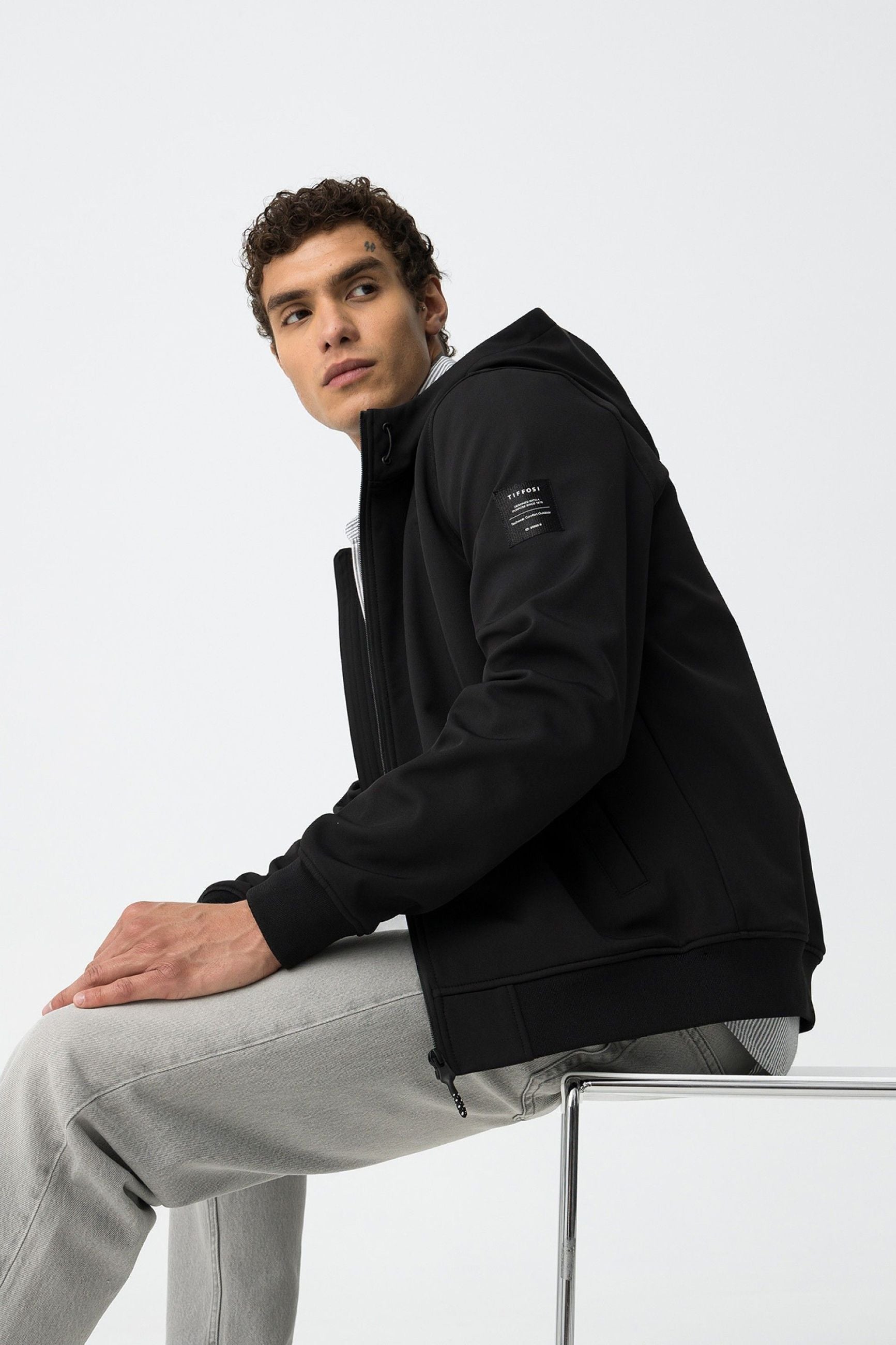GIUBBINO PRYOR IN TESSUTO TECNICO CON CAPPUCCIO ED ELASTICO AL FONDO, ANTIPIOGGIA E CHIUSURA TERMICA - REGULAR FIT 10063157.NER