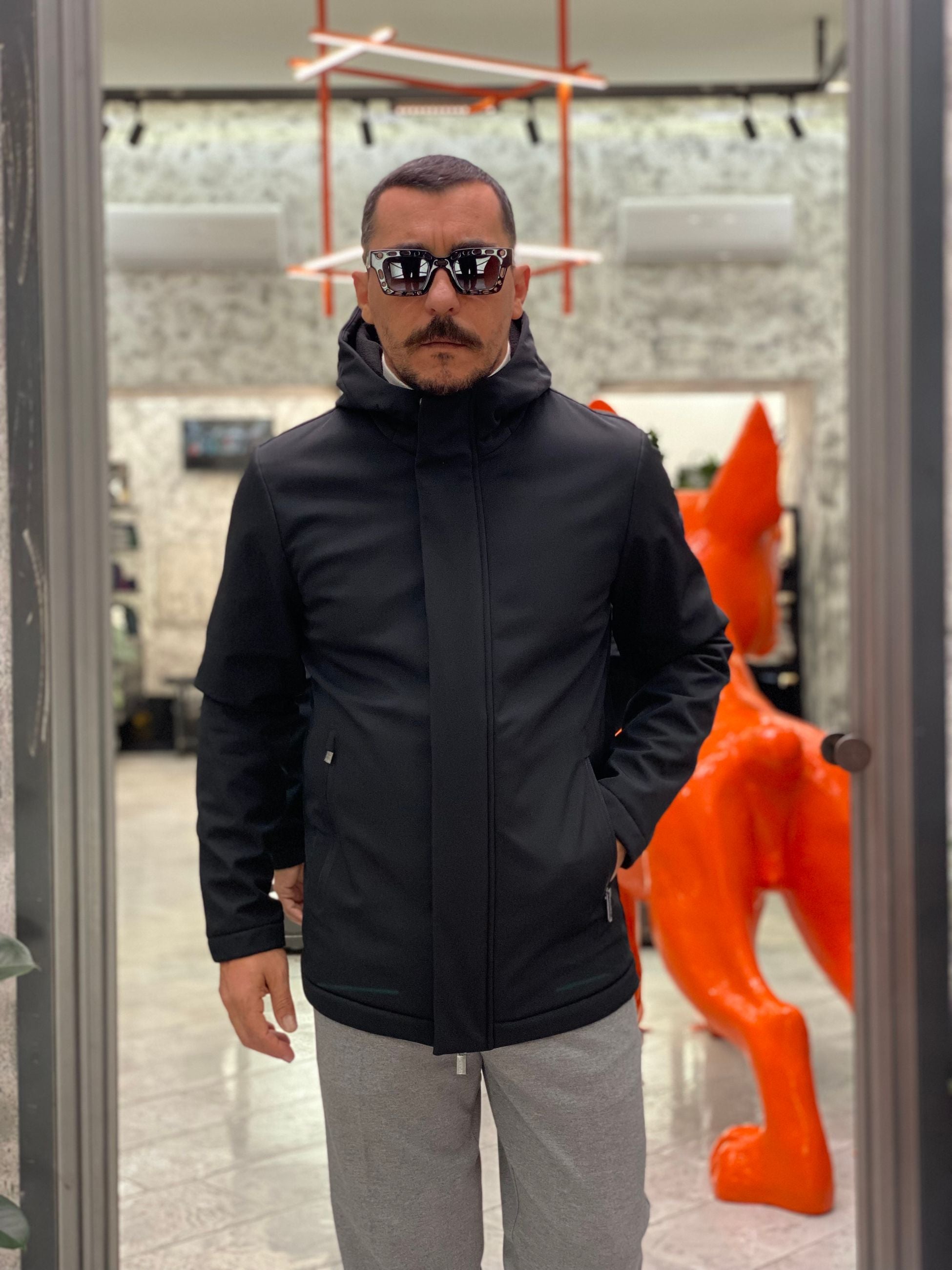 PARKA CORTO CON CAPPUCCIO IN TESSUTO SOFTSHELL ED INTERNO IN PILE - REGULAR FIT MK9940016.NER
