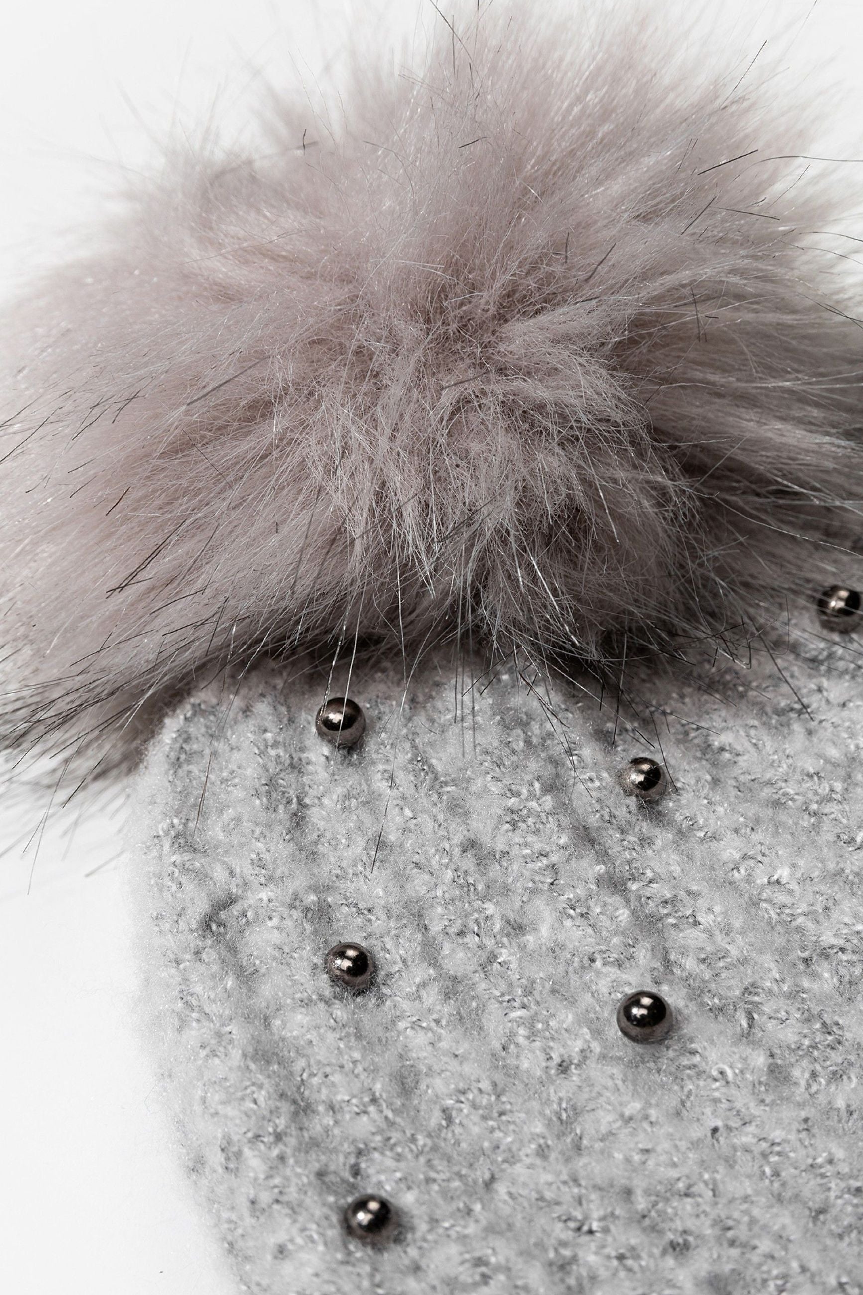 SET SHANGAI COMPOSTO DA BERRETTO E SCIARPA IN MAGLIA A COSTE CON APPLICAZIONI METALLICHE E POMPON 10063277