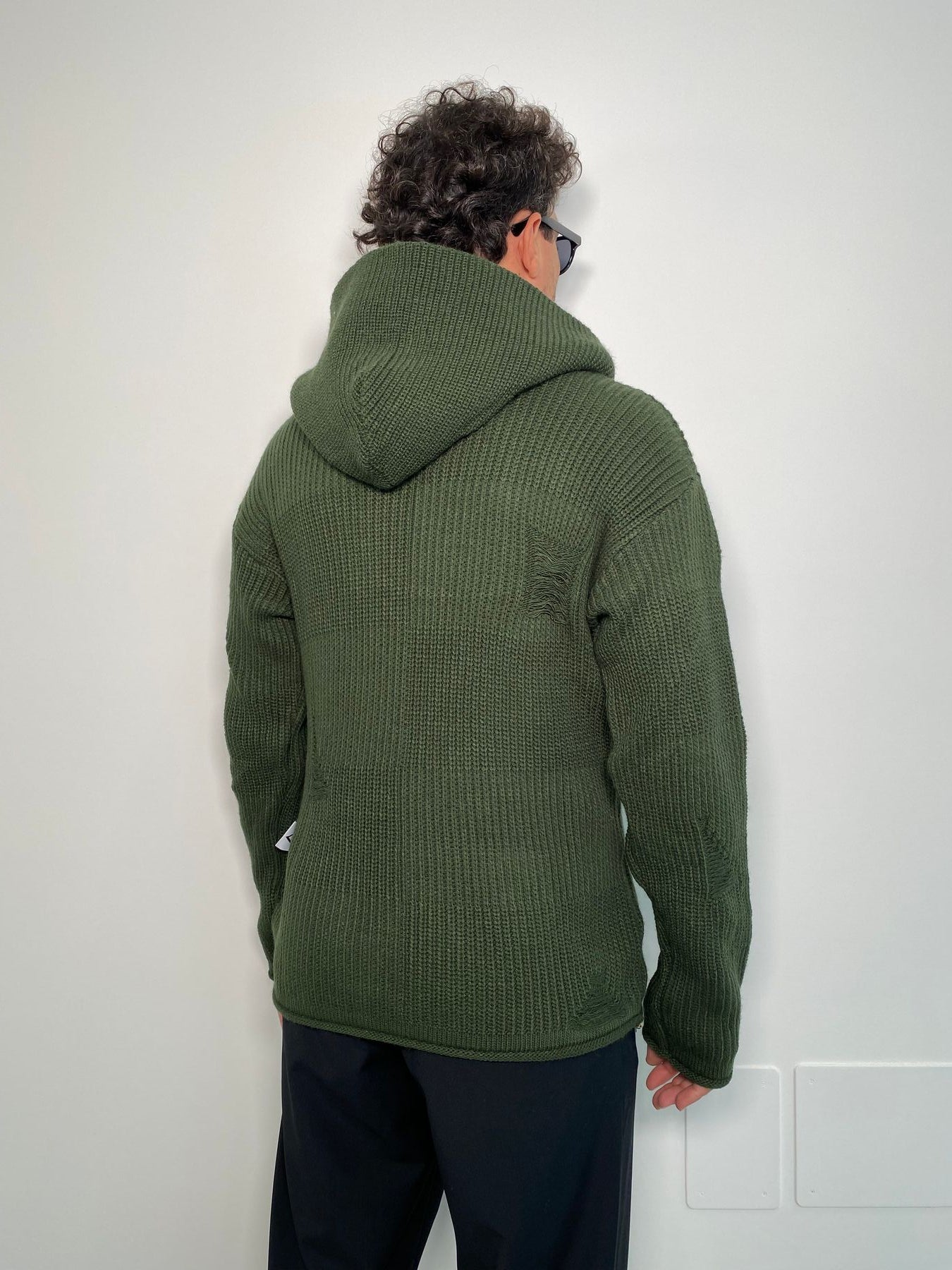 MAGLIA IN MISTO LANA CON CAPPUCCIO E TASCA A MARSUPIO E RICAMI I CONTRASTO - REGULAR FIT