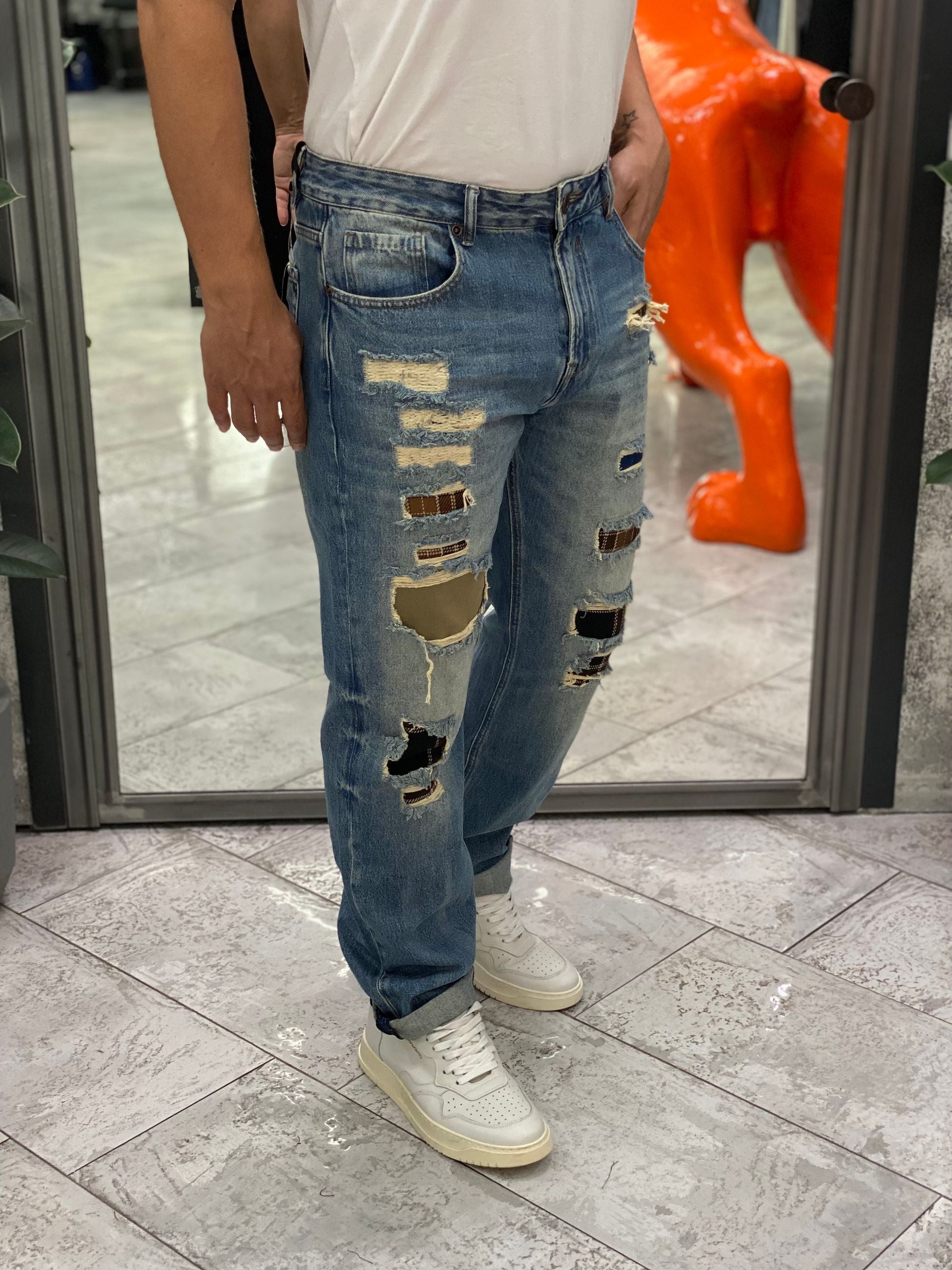 JEANS ALEX LAVAGGIO CHIARO CON STRAPPI E RIPARAZIONI PATCH A QUADRI - STRAIGHT FIT GL196F