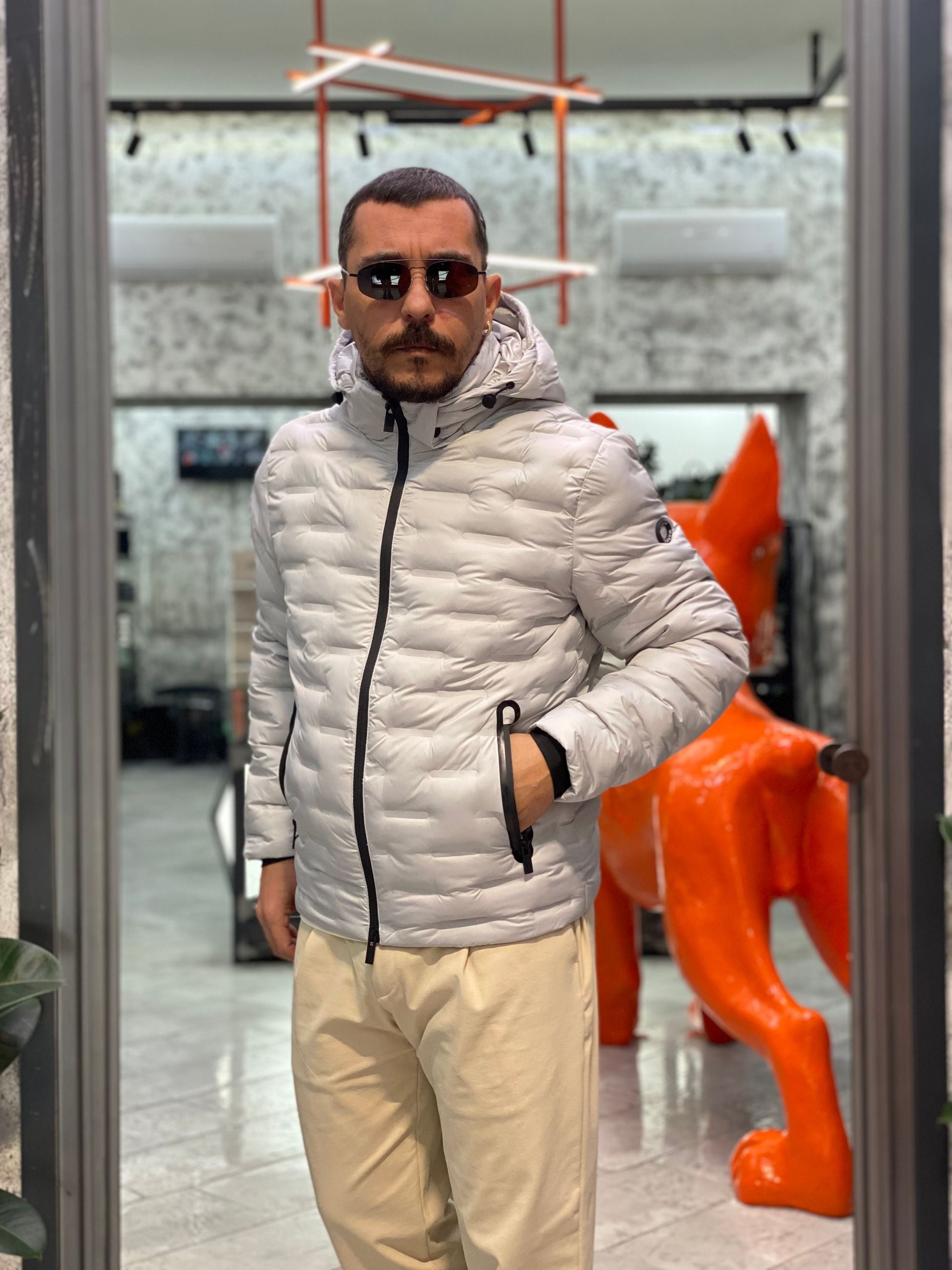 GIUBBINO TRAPUNTATO IN MICROFIBRA CON CAPPUCCIO REMOVIBILE. WATERPROOF / THERMAL INSULATOR / WINDPROOF - REGULAR FIT MK9940024.GRI