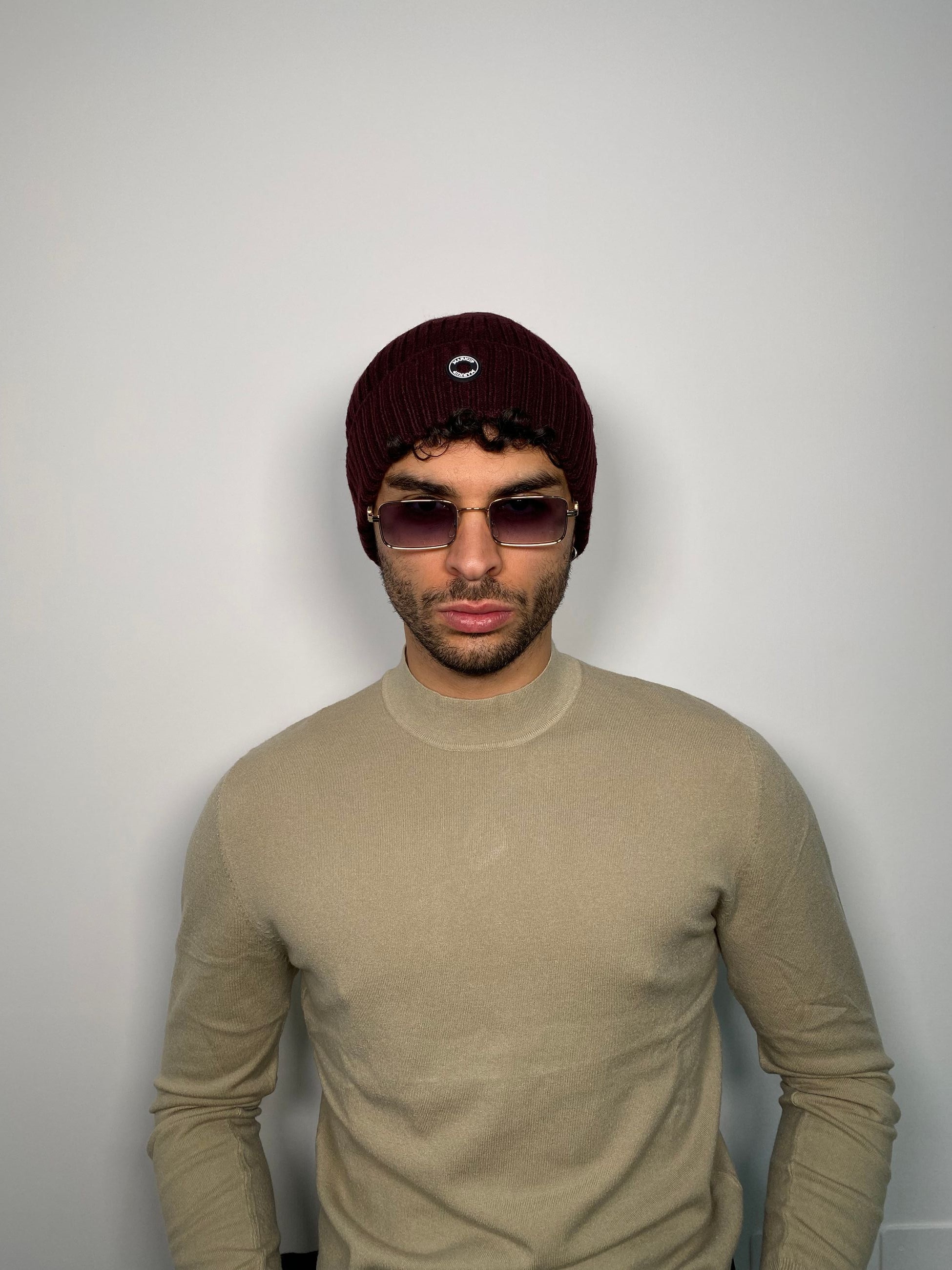 CAPPELLO A COSTE CON LOGO APPLICATO