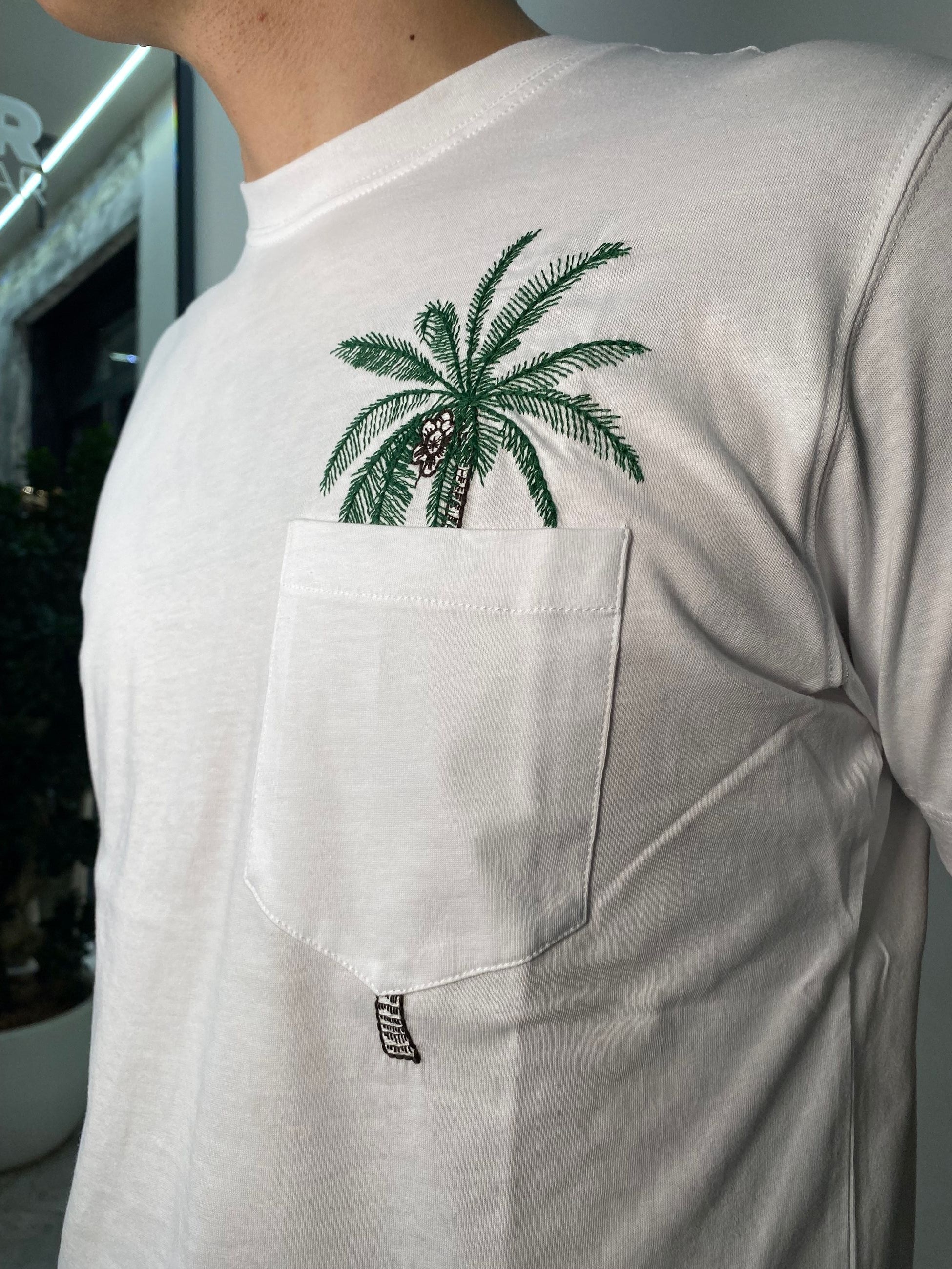 T-SHIRT CON TASCHINO E RICAMO PALMA LATO CUORE - REGULAR FIT TE2993SS.BIA