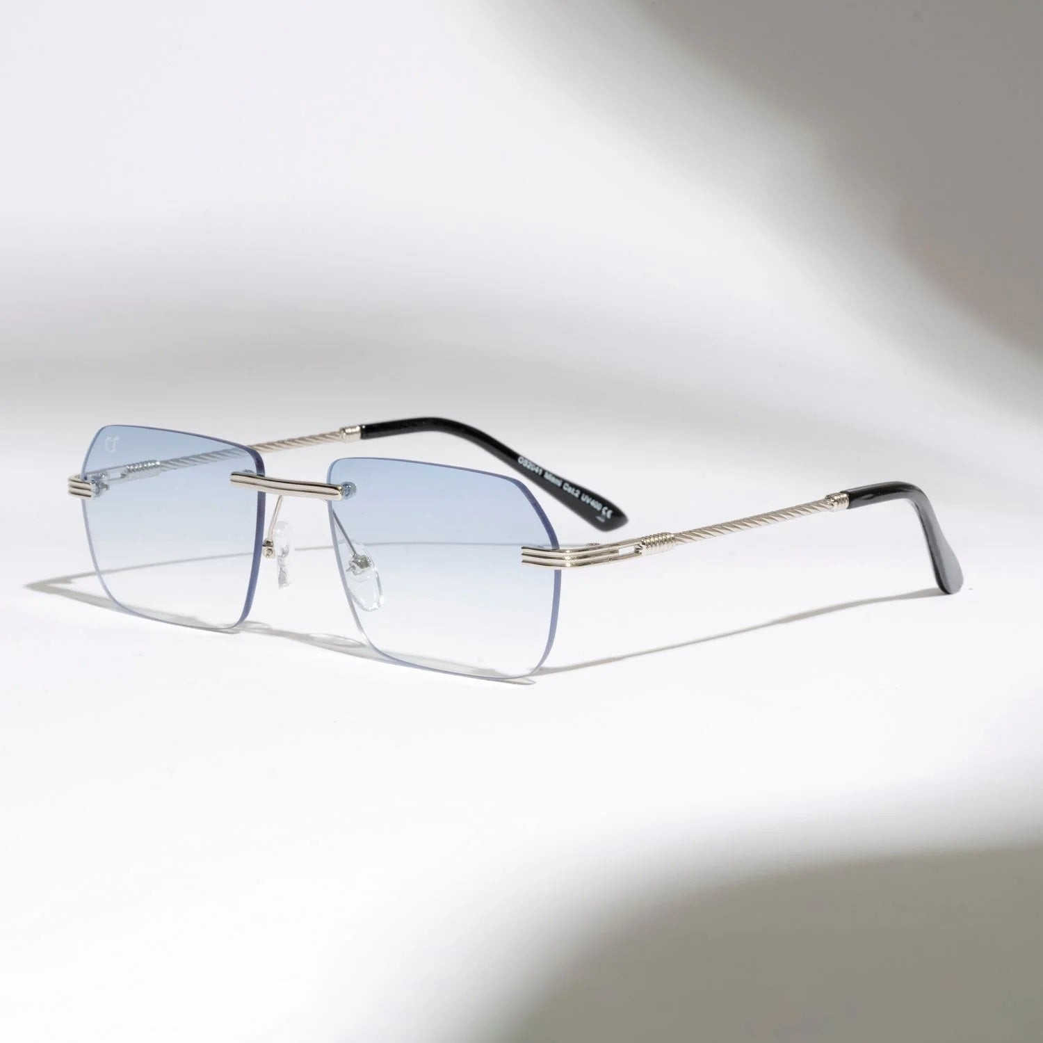 OCCHIALI MIAMI FUME'
COLORE MONTATURA ARGENTO
COLORE LENTE AZZURRO FUME' OS2041-C03