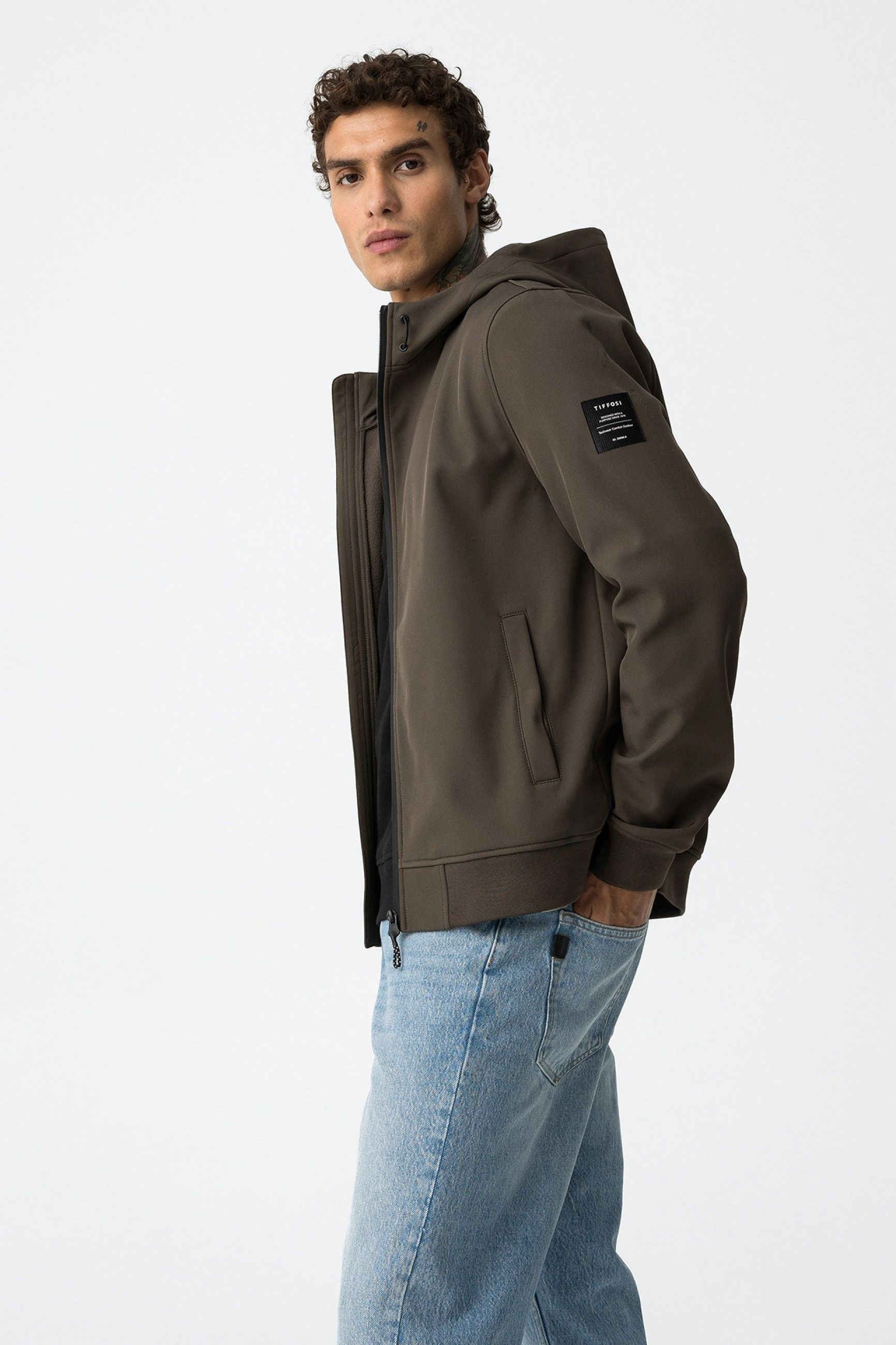 GIUBBINO PRYOR IN TESSUTO TECNICO CON CAPPUCCIO ED ELASTICO AL FONDO, ANTIPIOGGIA E CHIUSURA TERMICA - REGULAR FIT 10063157.TOR