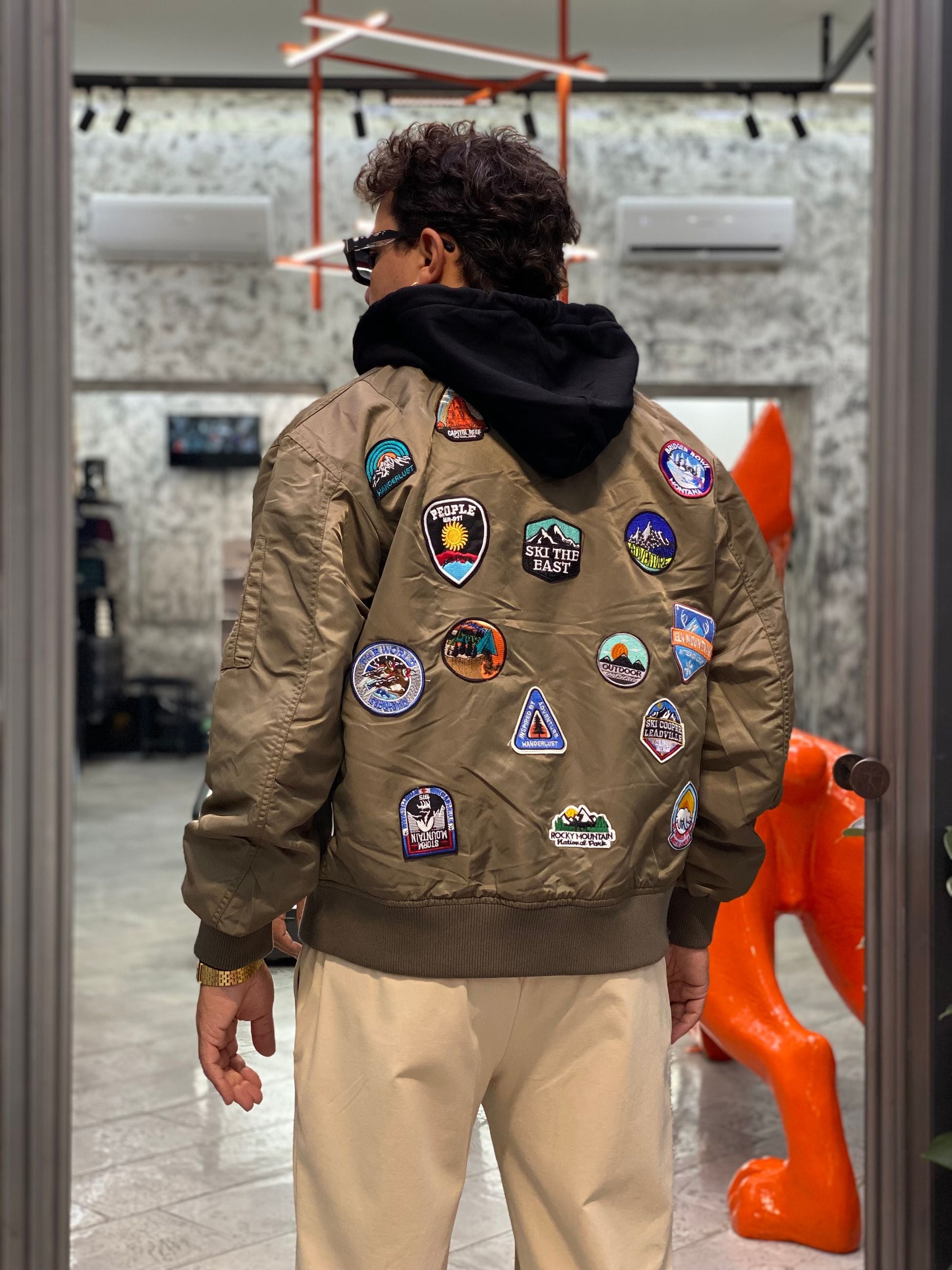 BOMBER FODERATO IN PURO COTONE CON PATCH APPLICATE E MAXI COULISSE E CAPPUCCIO REMOVIBILE - OVER FIT M252282-6