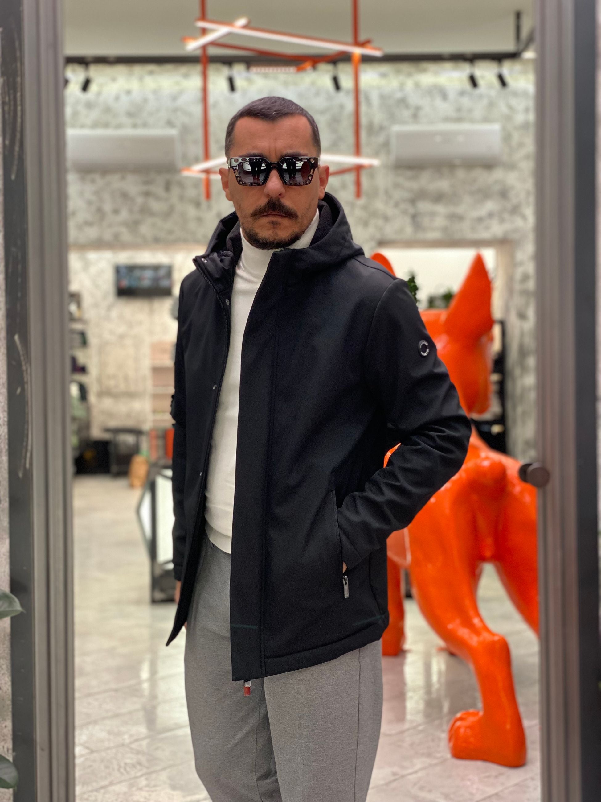 PARKA CORTO CON CAPPUCCIO IN TESSUTO SOFTSHELL ED INTERNO IN PILE - REGULAR FIT MK9940016.NER