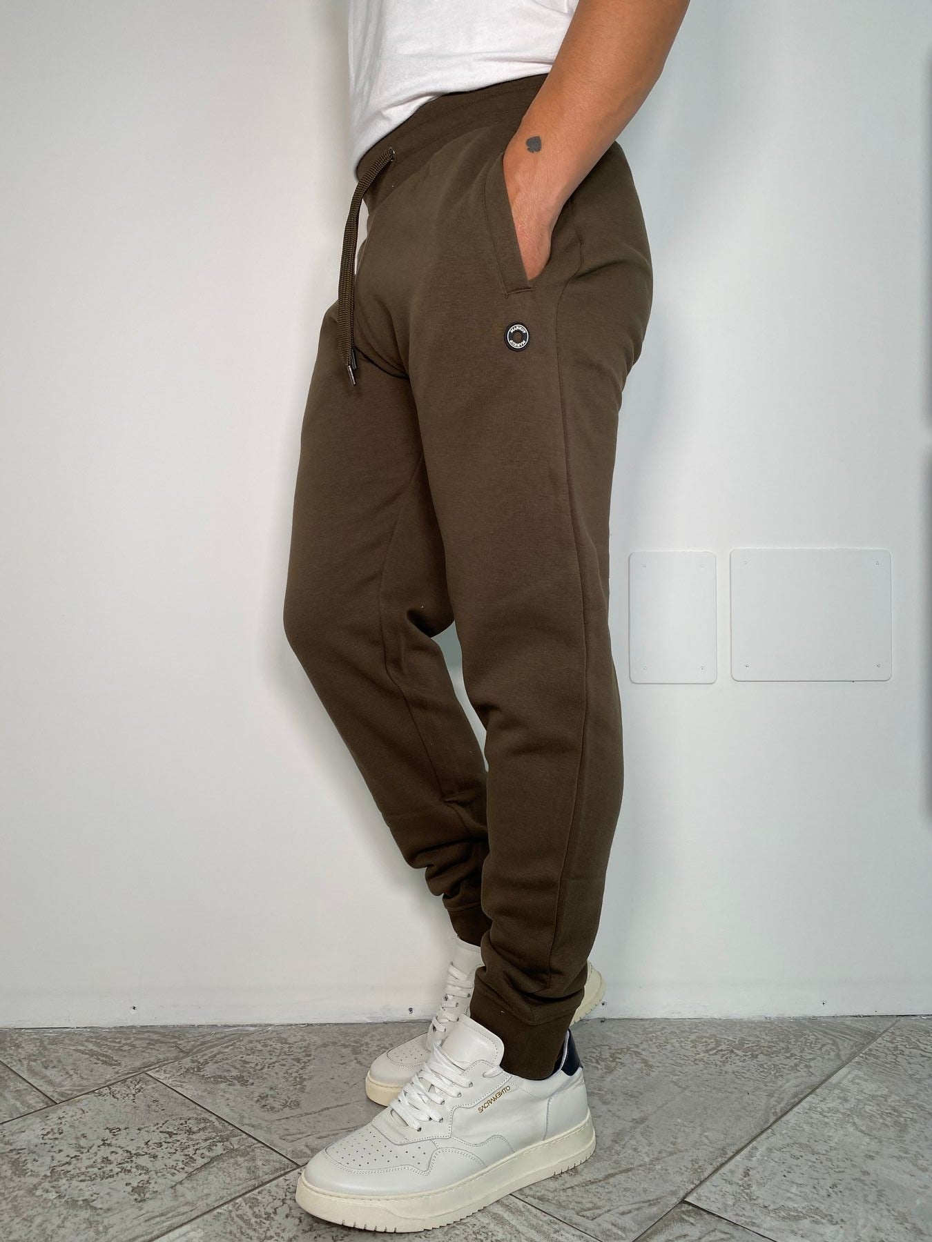 PANTALONE IN FELPA DA COMPLETO CON PATCH GOMMATO - REGULAR FIT
