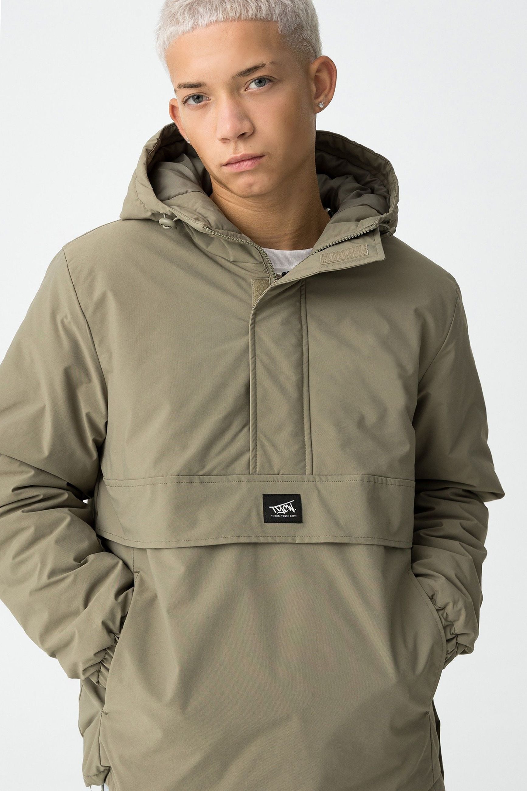 GIUBBINO MONFORT CON CAPPUCCIO REGOLABILE CON COULISSE. TASCHE LATERALI E ORLO E POLSINI ELASTICIZZATI - REGULAR FIT 10062547.MEL