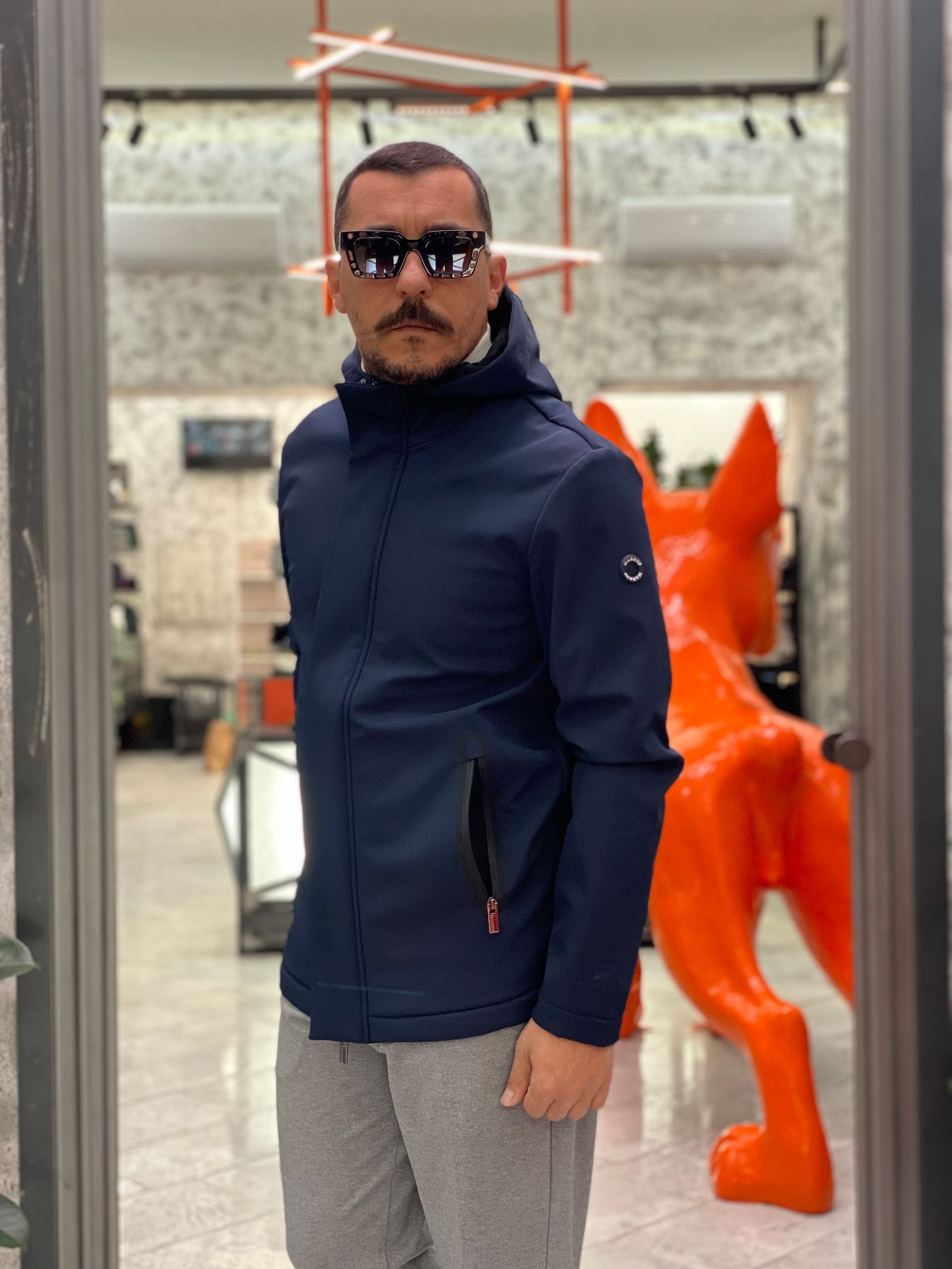 PARKA CORTO CON CAPPUCCIO IN TESSUTO SOFTSHELL ED INTERNO IN PILE - REGULAR FIT MK9940016.BLU