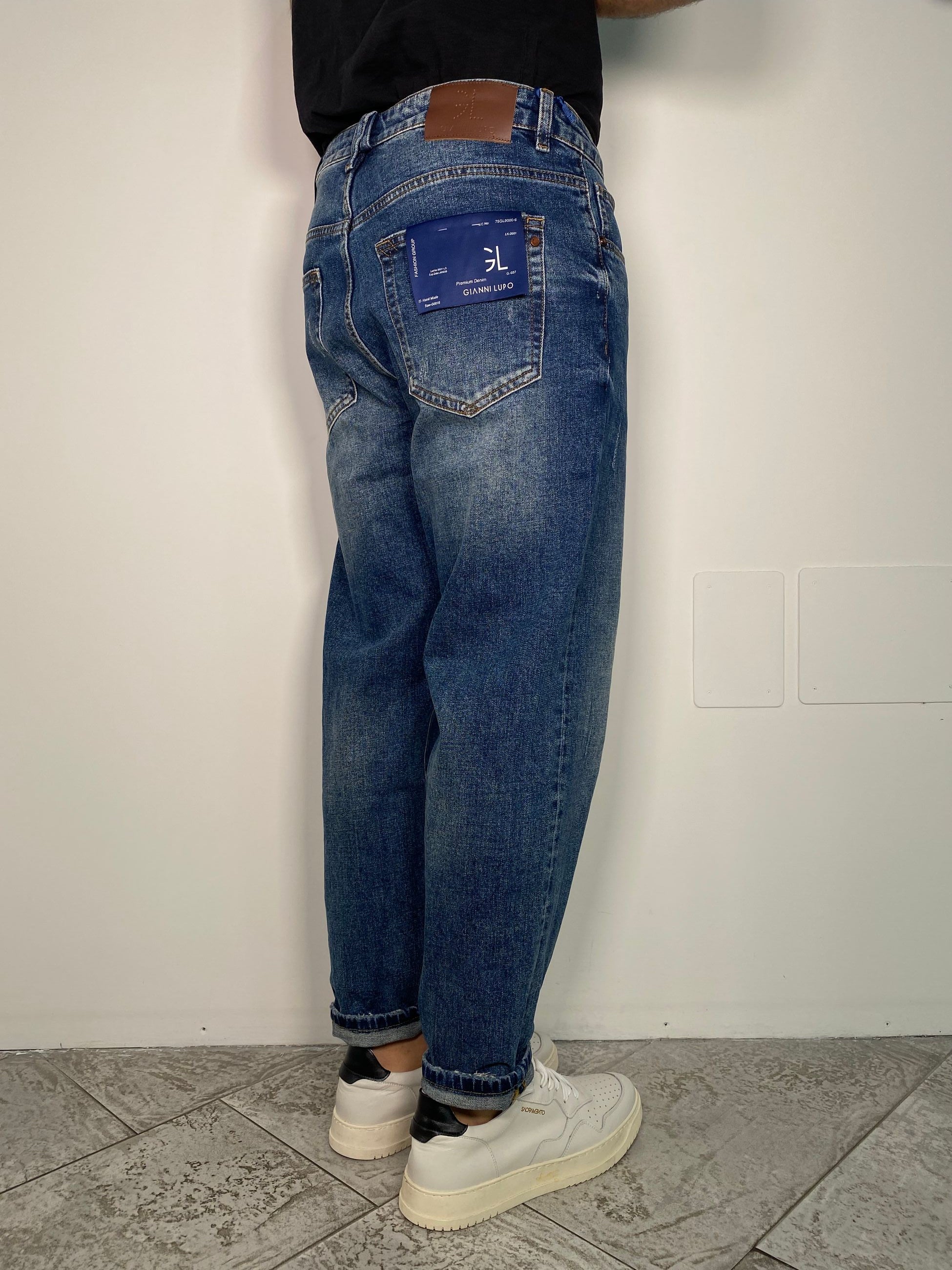 JEANS MIKE IN TELA ELASTICIZZATA CON MICRO ABRASIONI - CARROT FIT