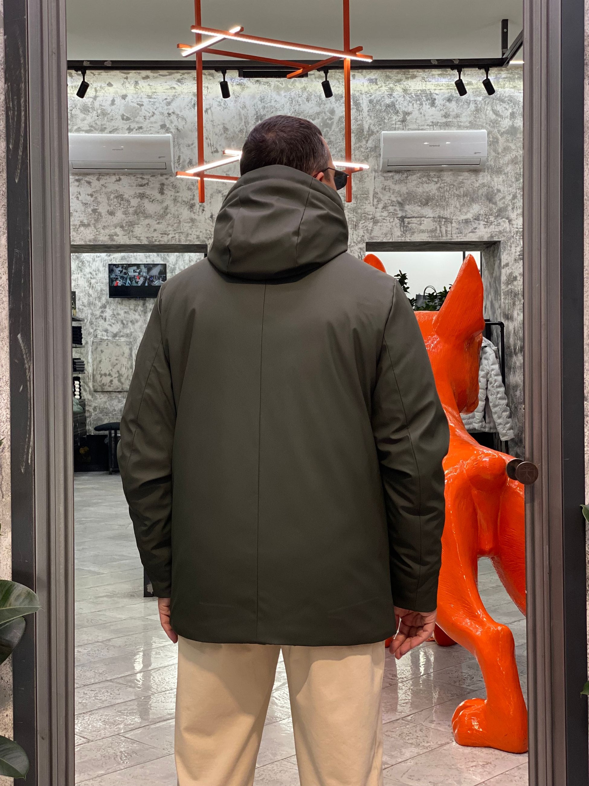 PARKA GOMMATO CON CAPPUCCIO E CHIUSURA ZIP/BOTTONI AUTOMATICI. STRETCH AND TECHNICAL - REGULAR FIT MK9940025.VMIL