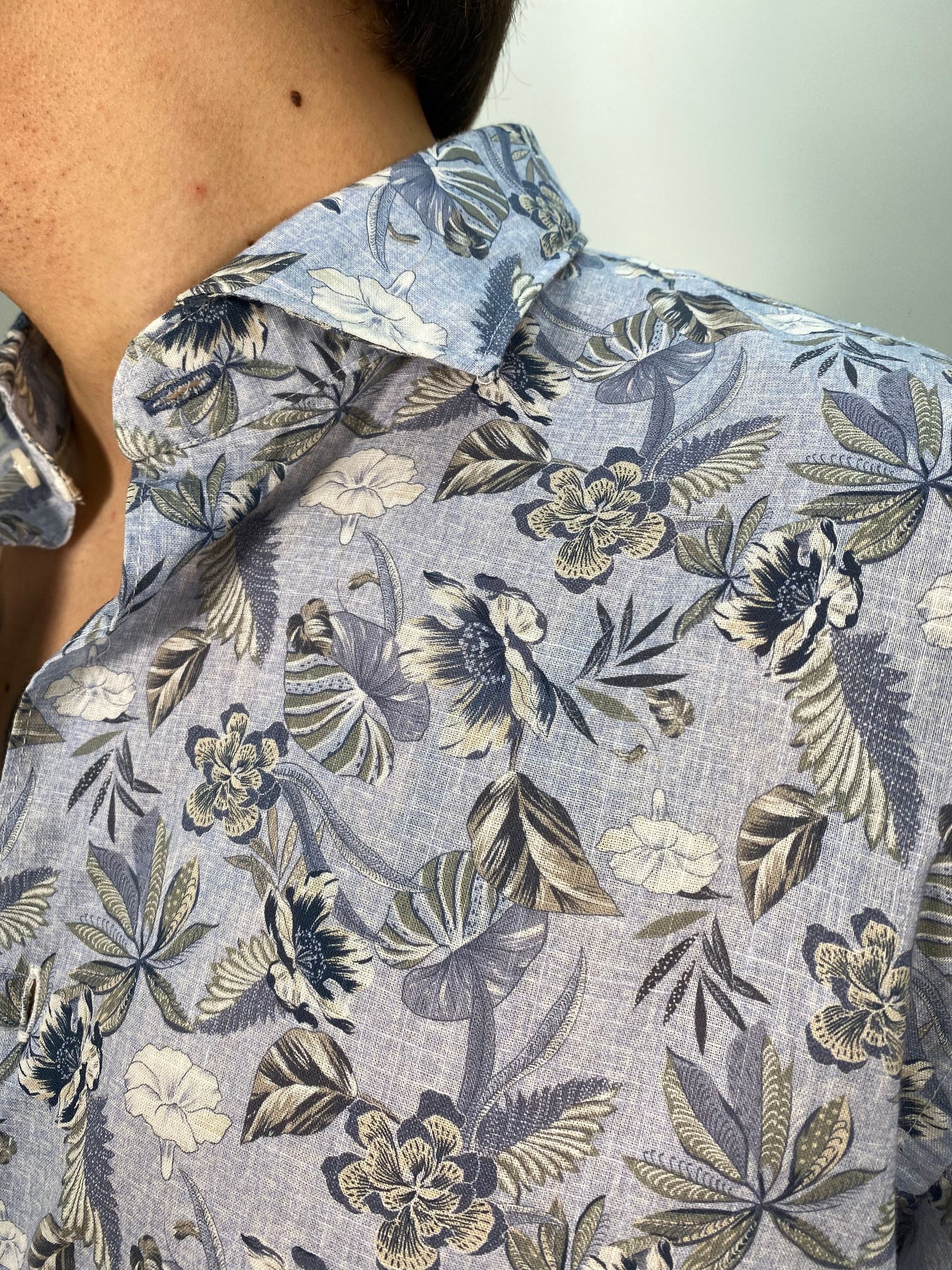 CAMICIA IN 100% COTONE PREMIUM FANTASIA FIORI - REGULAR FIT FIO3851.LTBLUE