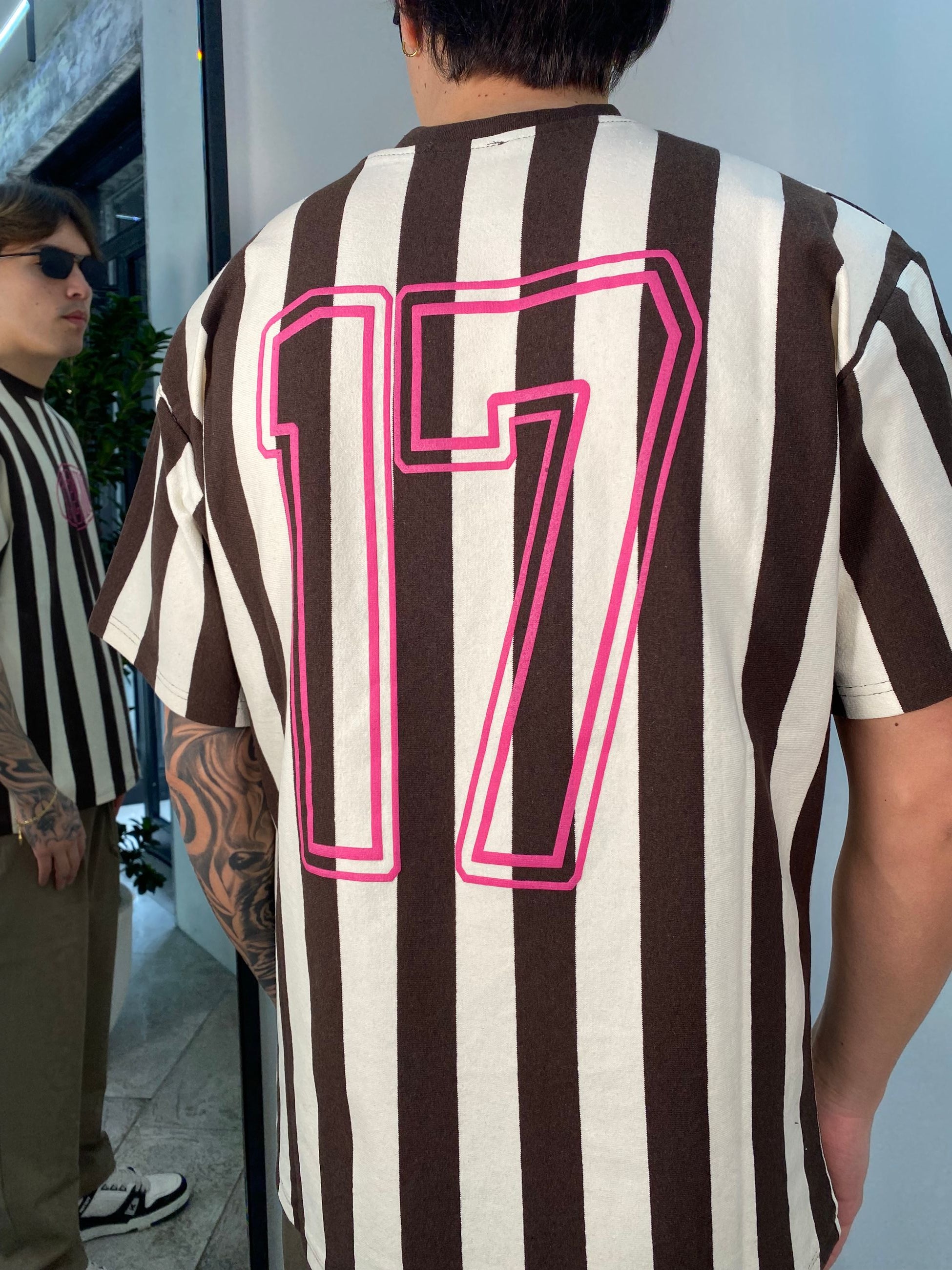 T-SHIRT A RIGHE IN JERSEY PREMIUM CON NUMERO SUL RETRO - OVERSIZE FIT ZM200.PAMO