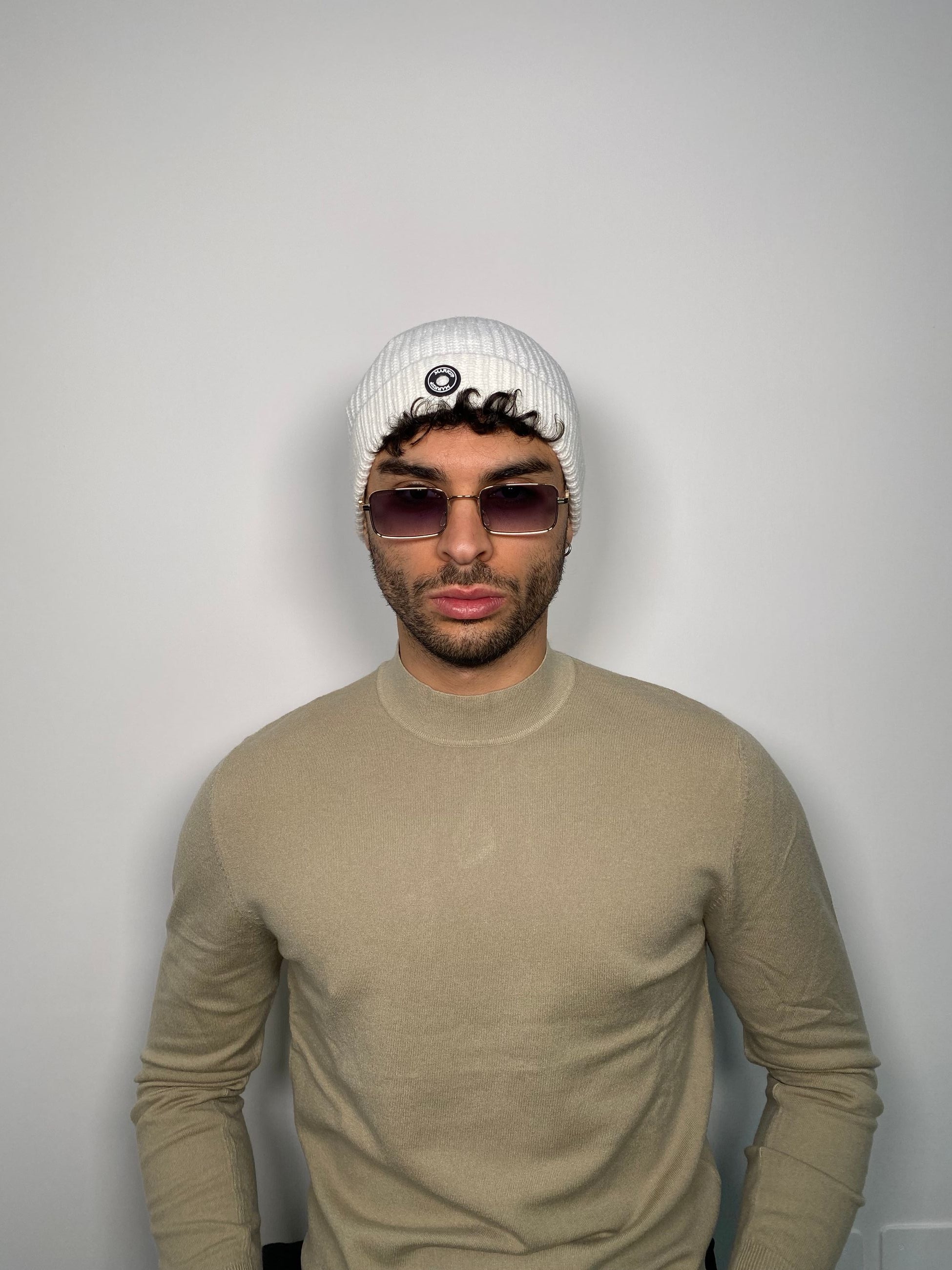 CAPPELLO CORTO IN MAGLIA INGLESE CON LOGO APPLICATO