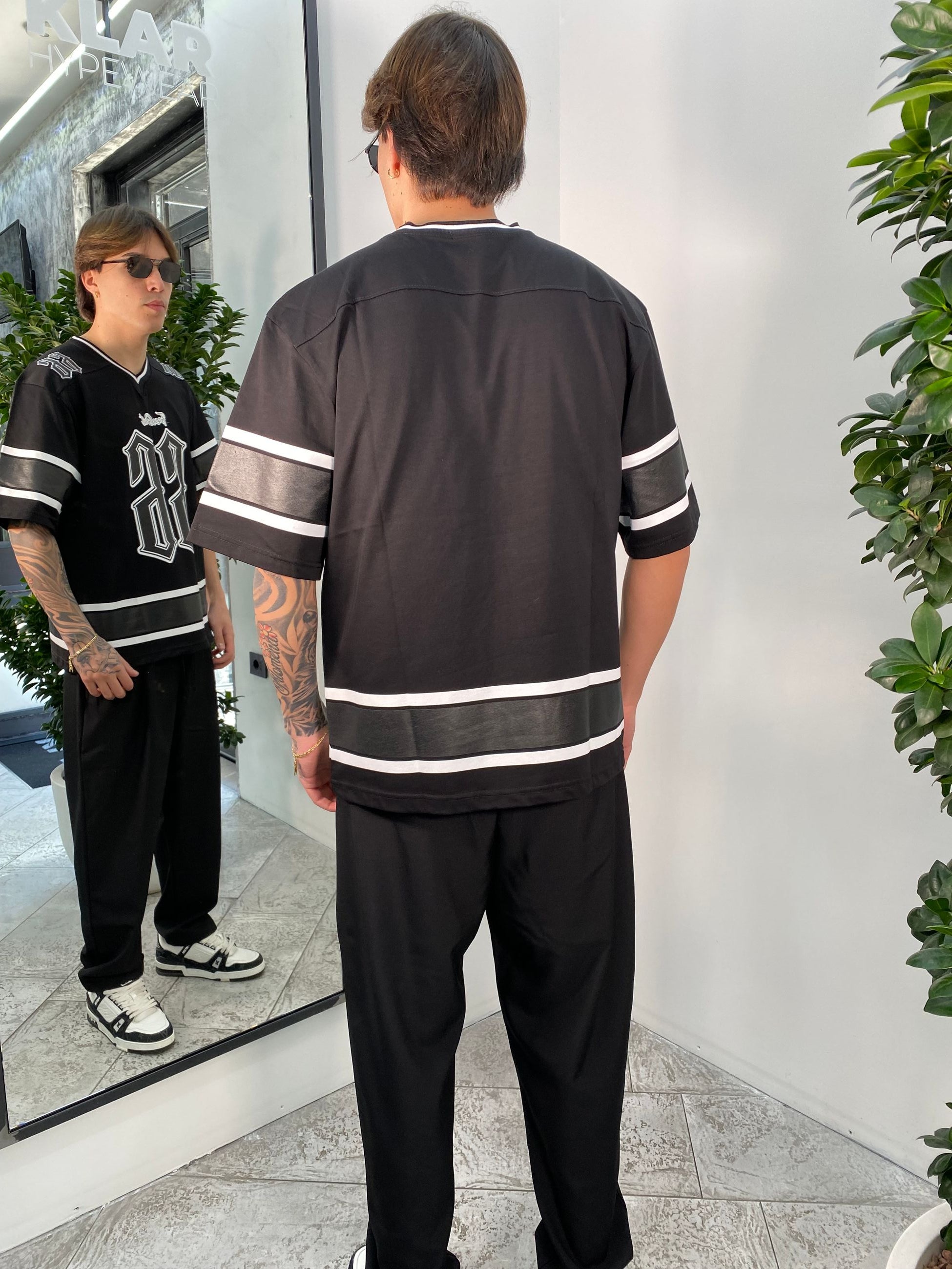 T-SHIRT BASEBALL SCOLLO V CON STAMPE E NUMERI - SEMI OVER FIT BASEBALL.NER