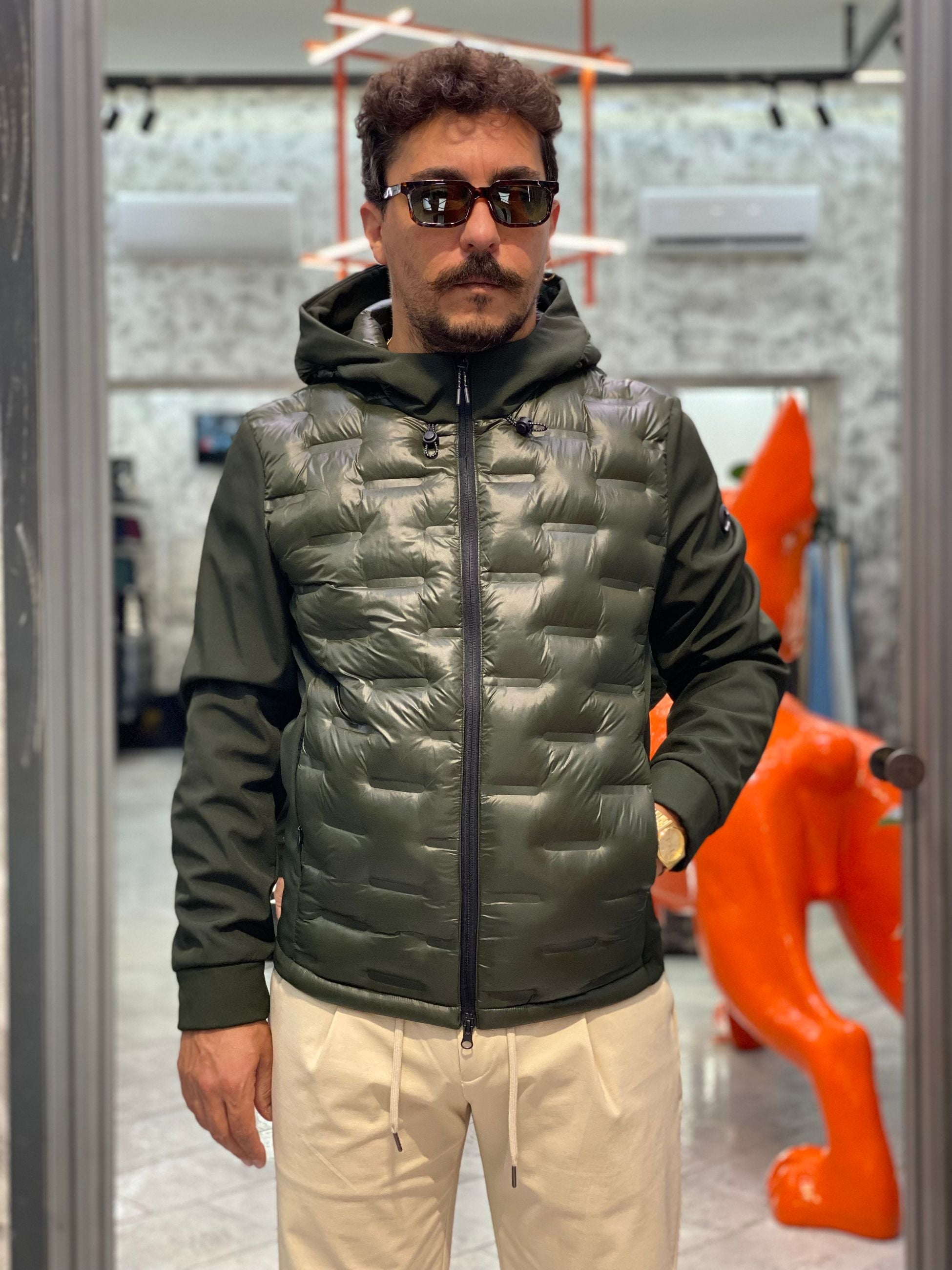 GIUBBINO NYLON CON CAPPUCCIO TRAPUNTATO IN TESSUTO SOFTSHELL STRETCH - REGULAR FIT MK9940015.MIL