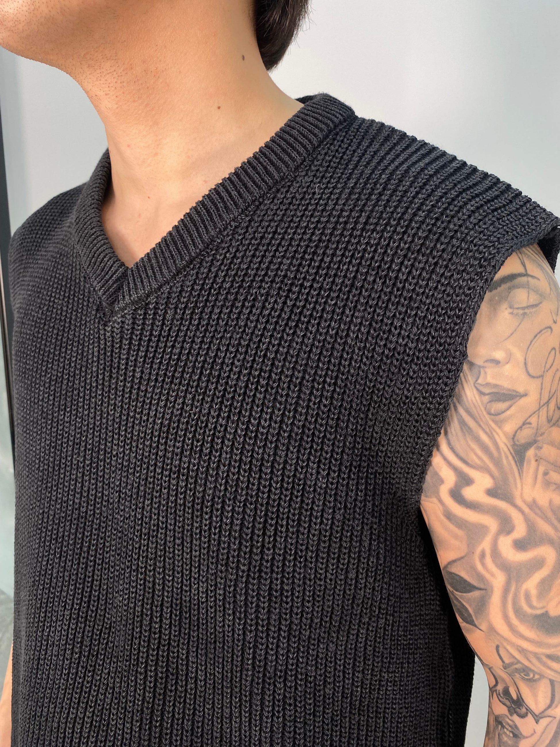 SMANICATO IN MAGLIA CON SCOLLO A PUNTA DI DIAMANTE - REGULAR FIT AC1287.NER