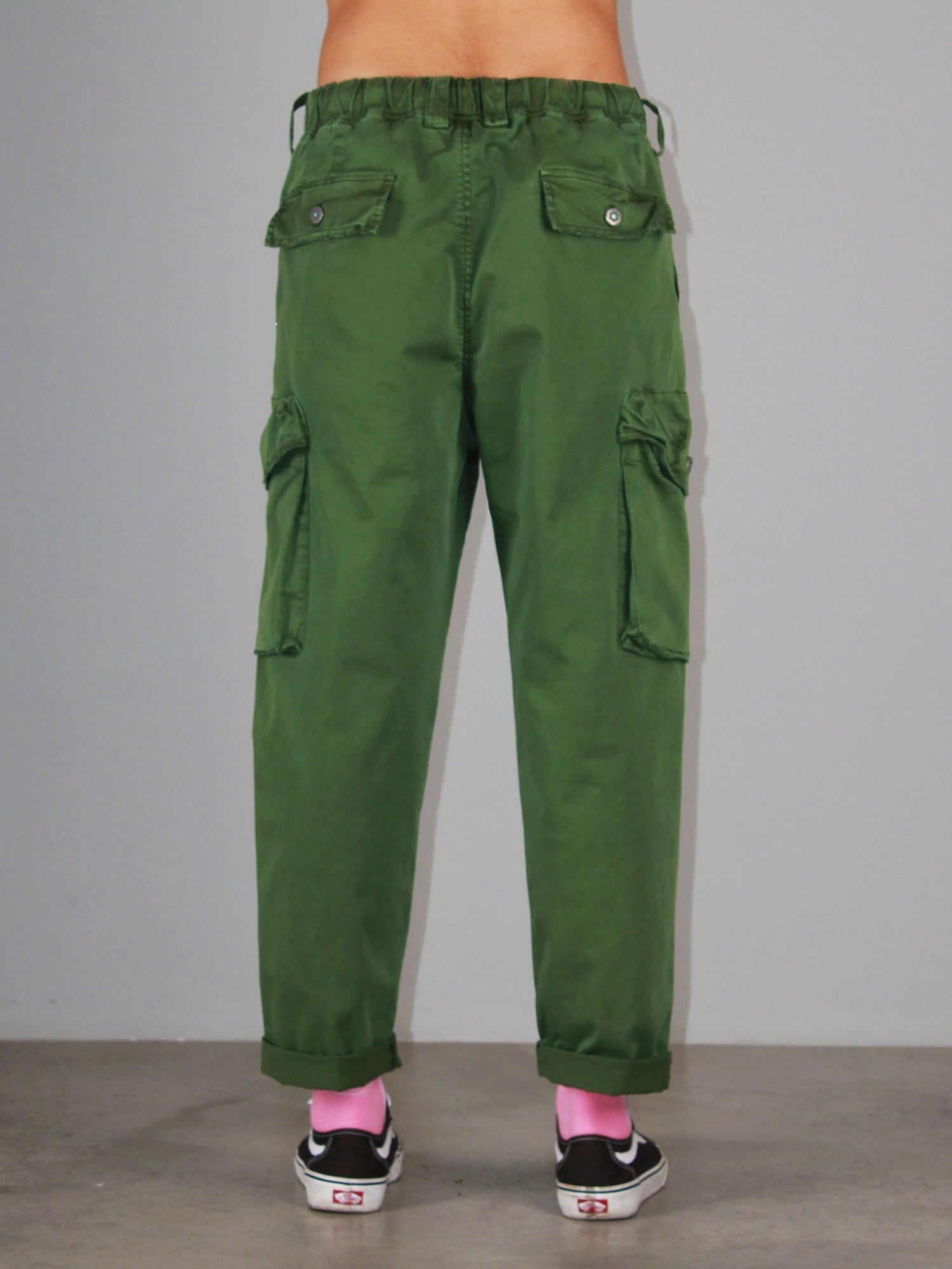 PANTALONE CARGO IN COTONE ELASTICIZZATO CON MAXI PASSANTI E PENDAGLIO DECORATIVO SUL FRONTE - COMFORT FIT M-261294