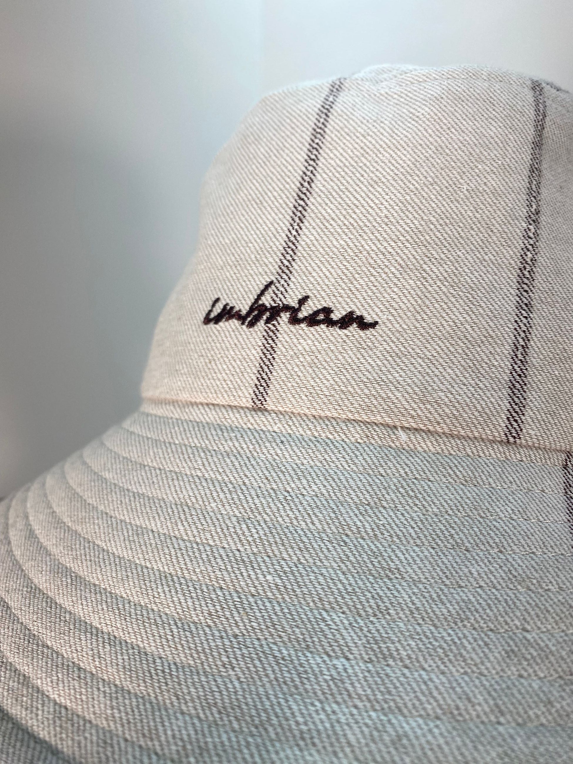 CAPPELLO BUCKET CON LACCIO MOTIVO RIGHE CAP3378