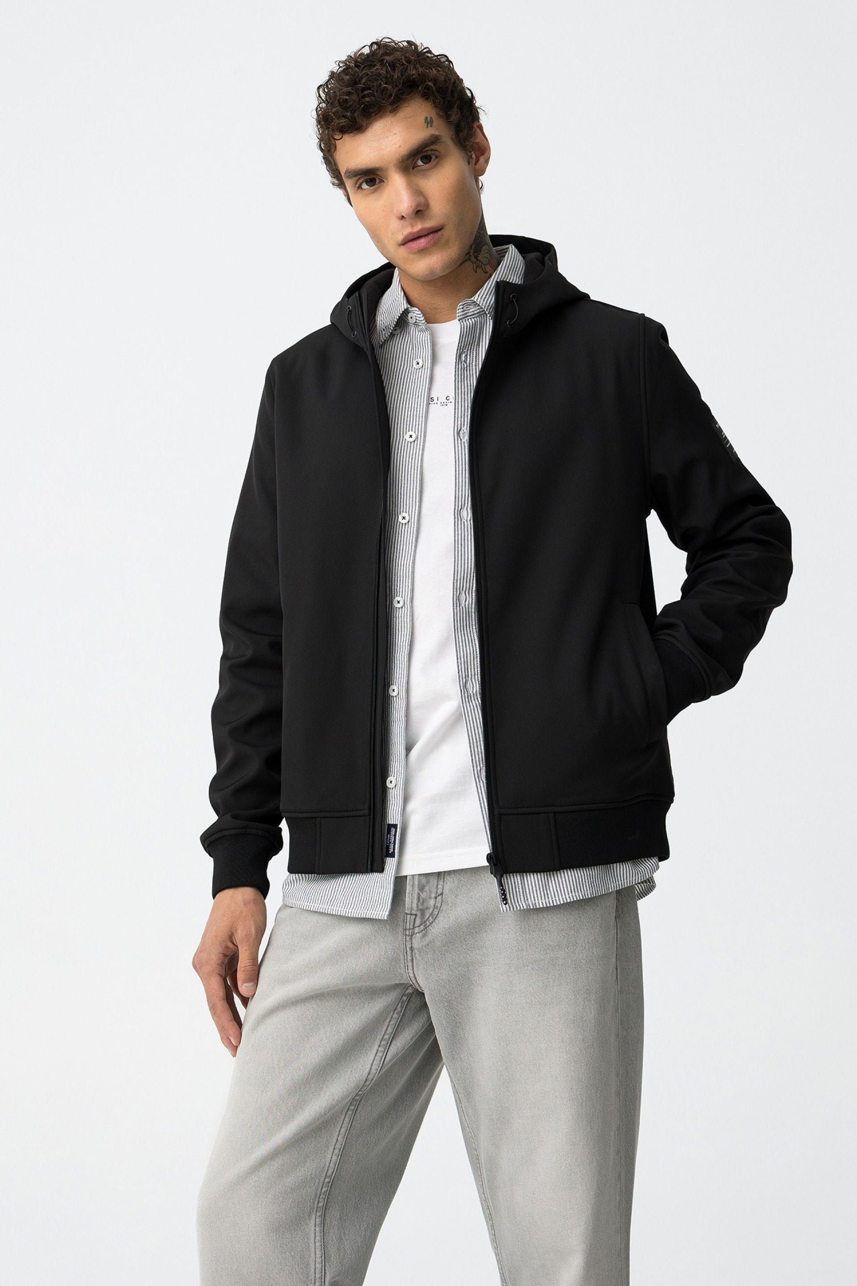 GIUBBINO PRYOR IN TESSUTO TECNICO CON CAPPUCCIO ED ELASTICO AL FONDO, ANTIPIOGGIA E CHIUSURA TERMICA - REGULAR FIT 10063157.NER