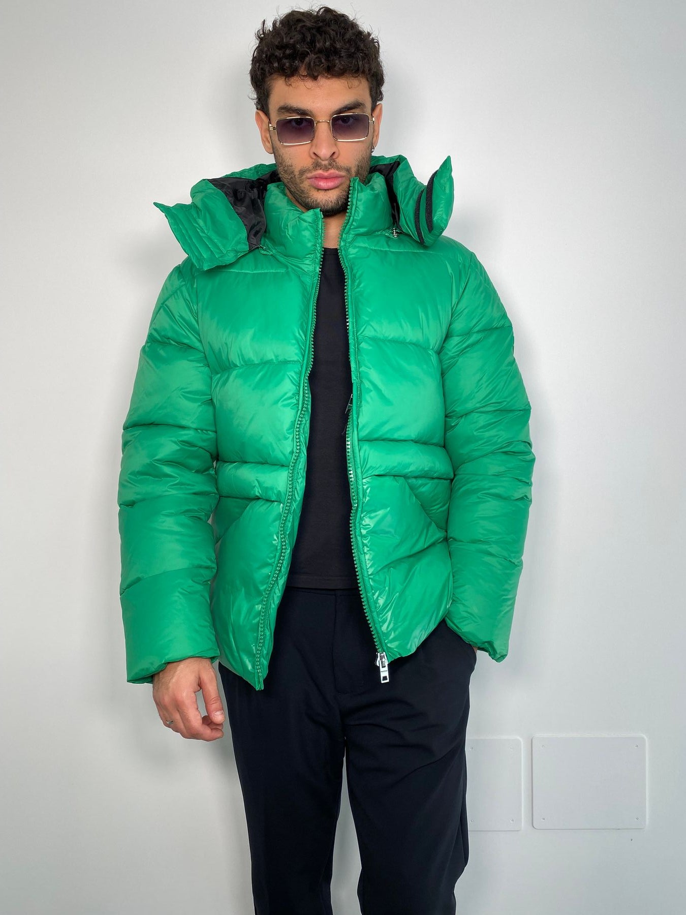 PIUMINO MODELLO BOMBER CON CAPPUCCIO E TASCHE A SCOMPARSA - REGULAR FIT