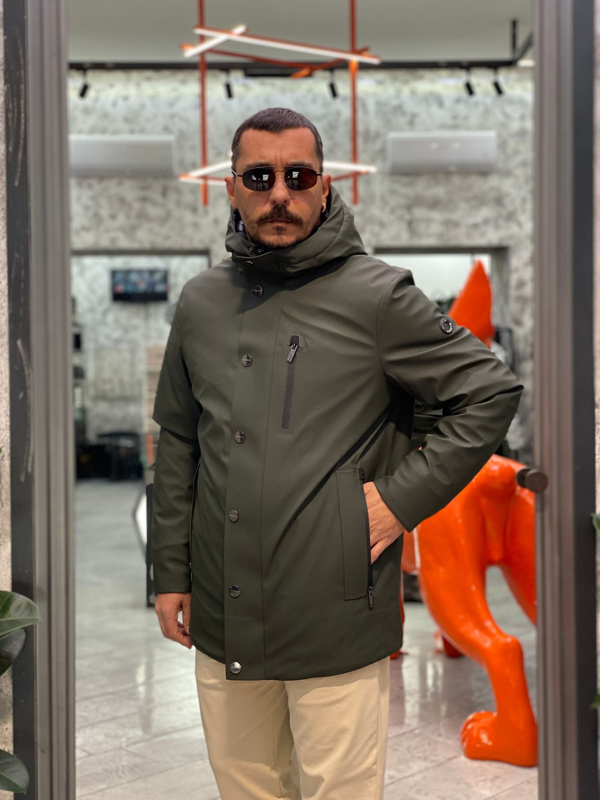 PARKA GOMMATO CON CAPPUCCIO E CHIUSURA ZIP/BOTTONI AUTOMATICI. STRETCH AND TECHNICAL - REGULAR FIT MK9940025.VMIL