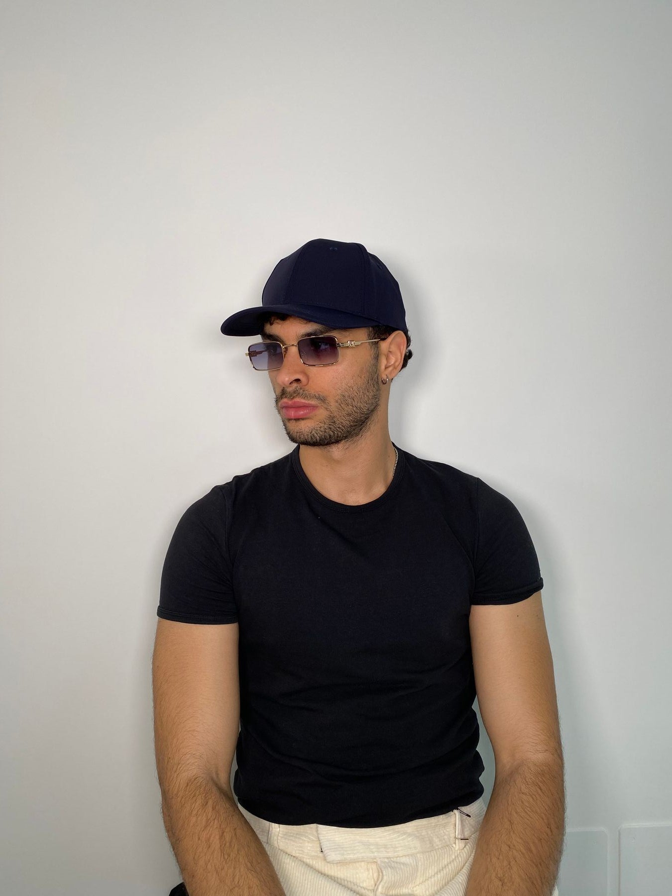 CAPPELLO IN TESSUTO TECNICO CON VISIERA - REGOLABILE SUL RETRO