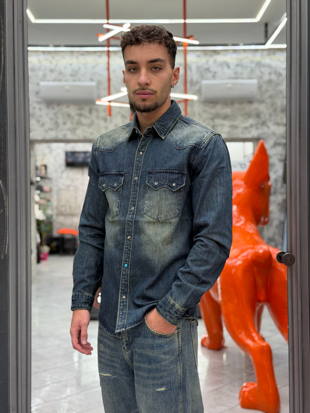 CAMICIA IN JEANS CON TASCHE A TOPPA E BOTTONI AUTOMATICI LAVAGGIO THE' SCURO - REGULAR FIT M-262342