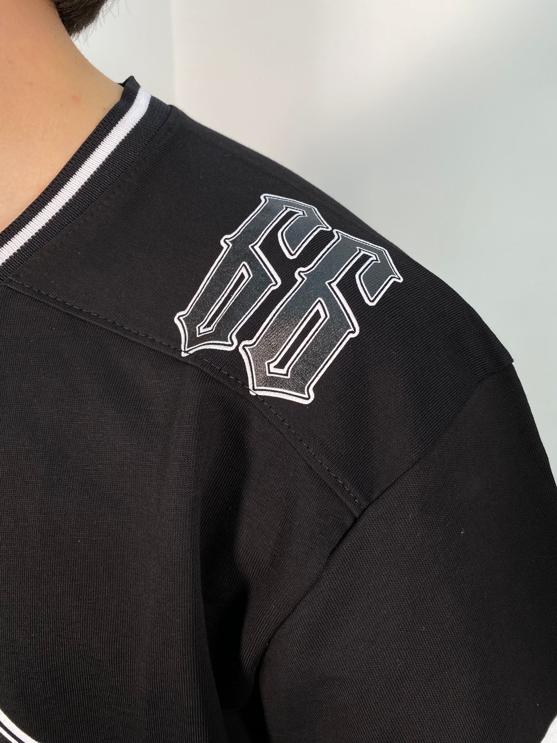 T-SHIRT BASEBALL SCOLLO V CON STAMPE E NUMERI - SEMI OVER FIT BASEBALL.NER