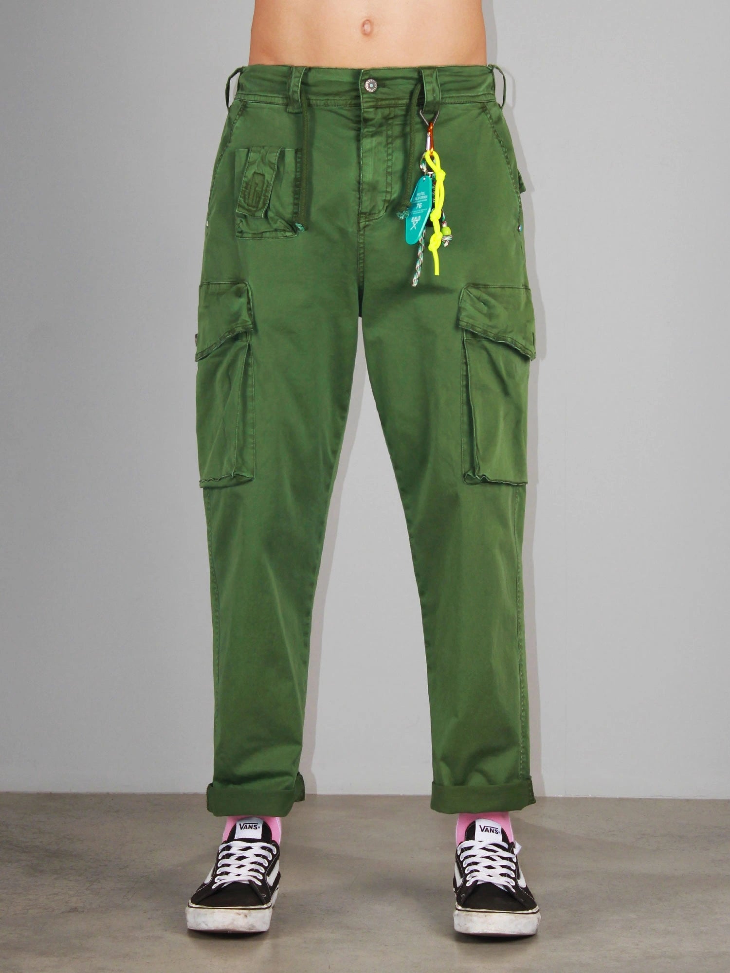 PANTALONE CARGO IN COTONE ELASTICIZZATO CON MAXI PASSANTI E PENDAGLIO DECORATIVO SUL FRONTE - COMFORT FIT M-261294
