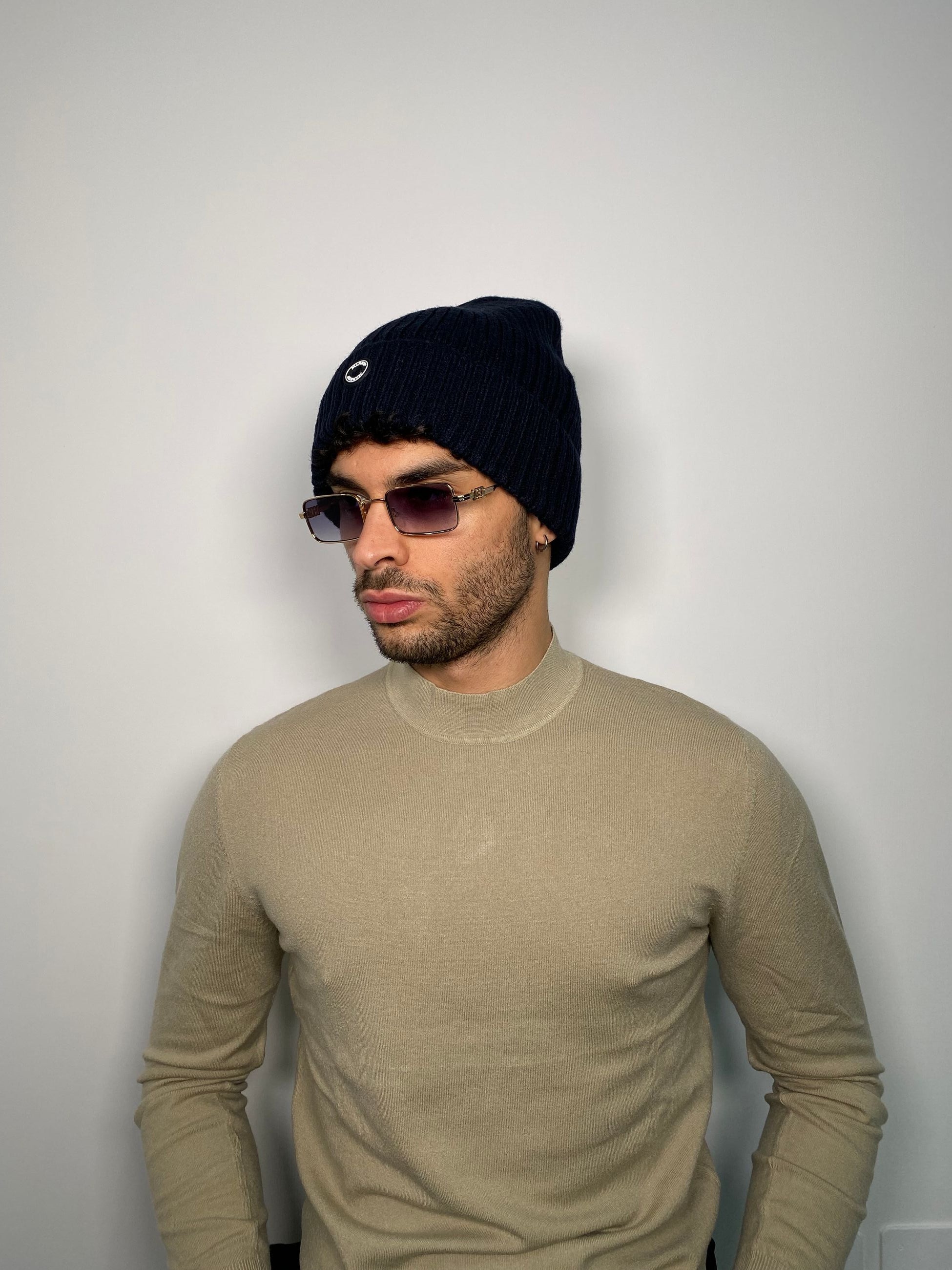 CAPPELLO A COSTE CON LOGO APPLICATO