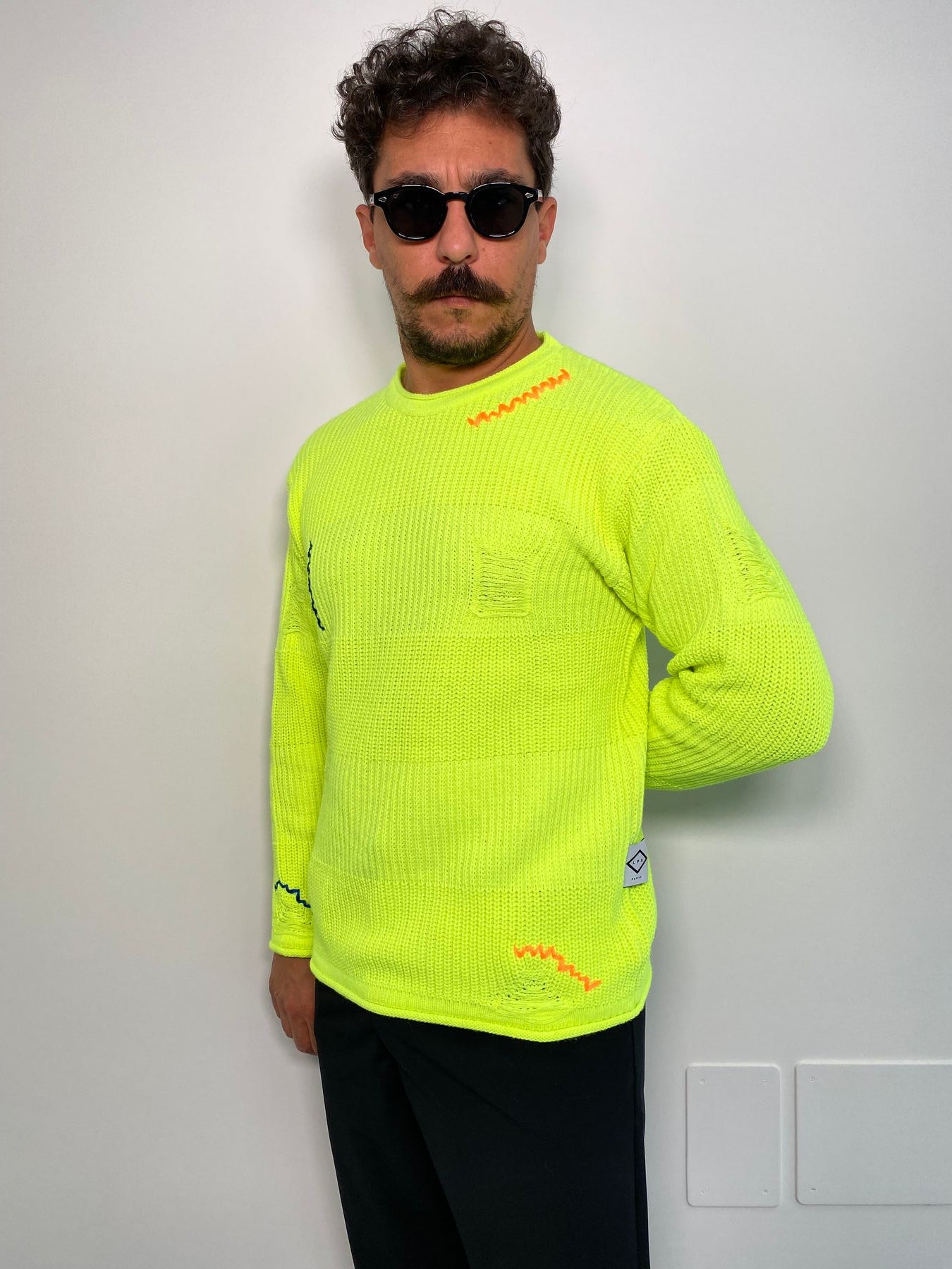 MAGLIA GIROCOLLO FLUO CON RICAMI A CONTRASTO - REGULAR FIT