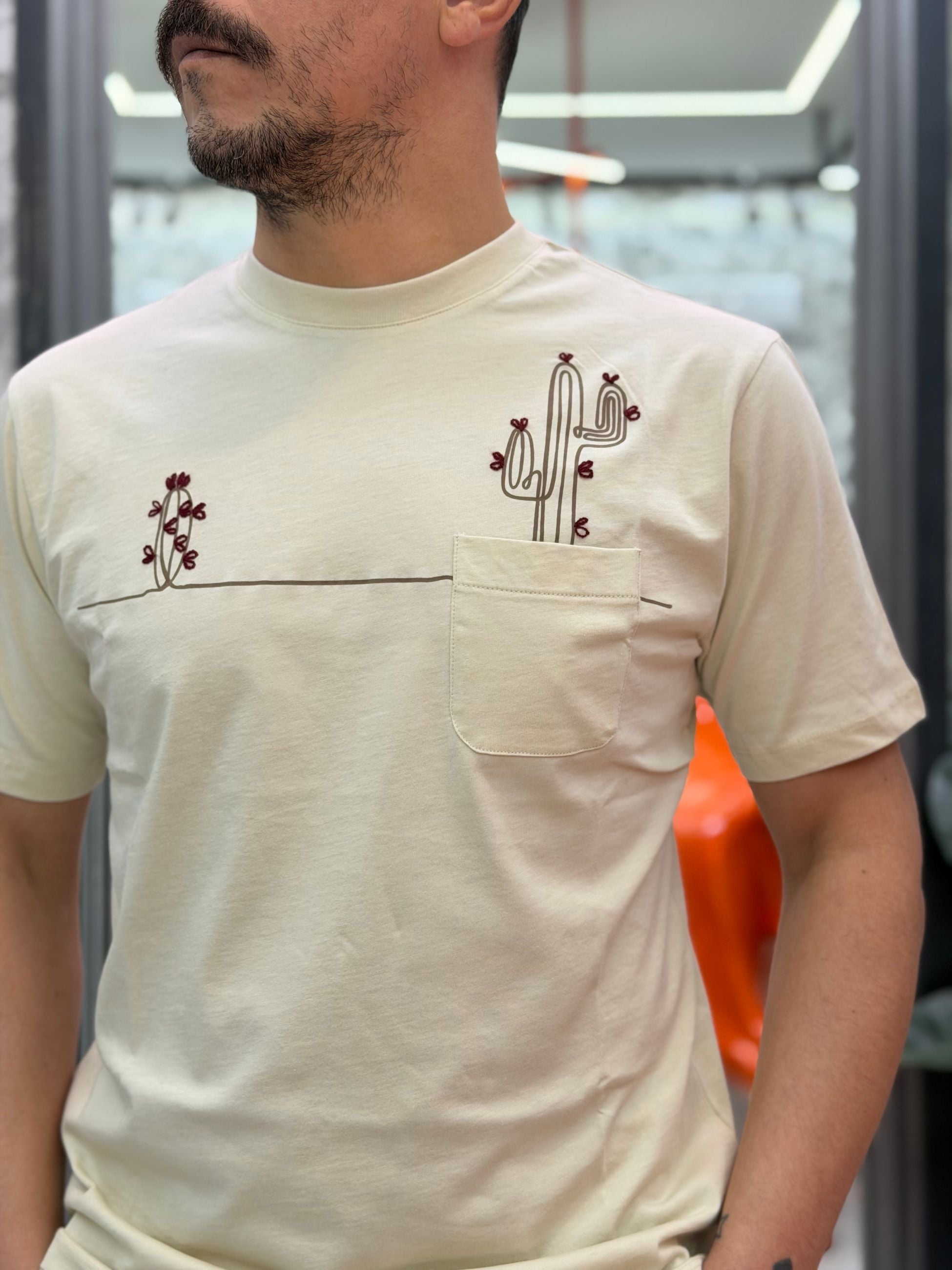 T-SHIRT IN COTONE CON RICAMO CACTUS E TASCHINO LATO CUORE - REGULAR FIT TE3297SS.BEI