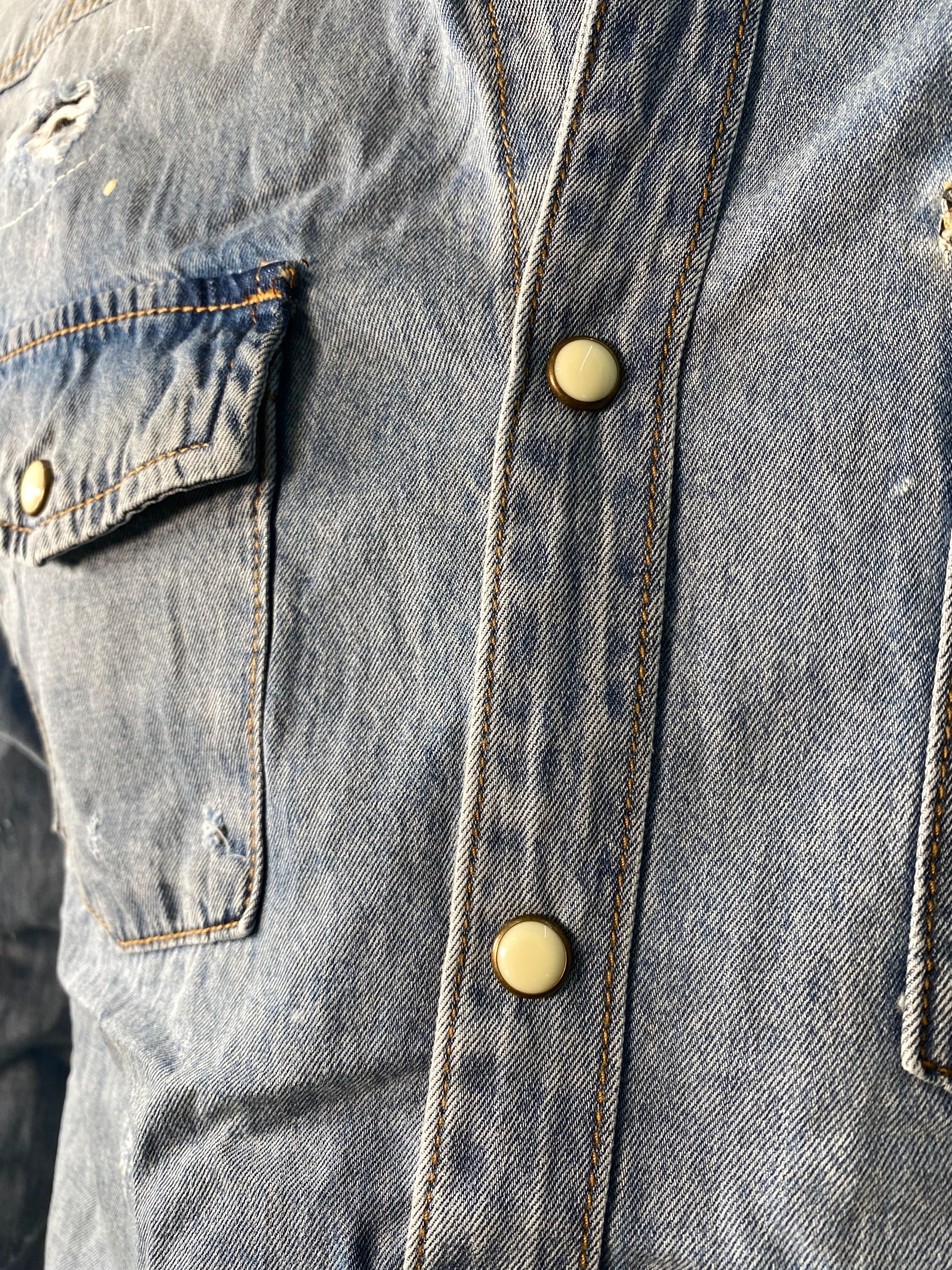 CAMICIA IN JEANS CON ABRASIONI E TASCHE A TOPPA CON TEMA MILITARE - REGULAR FIT GL6355Q
